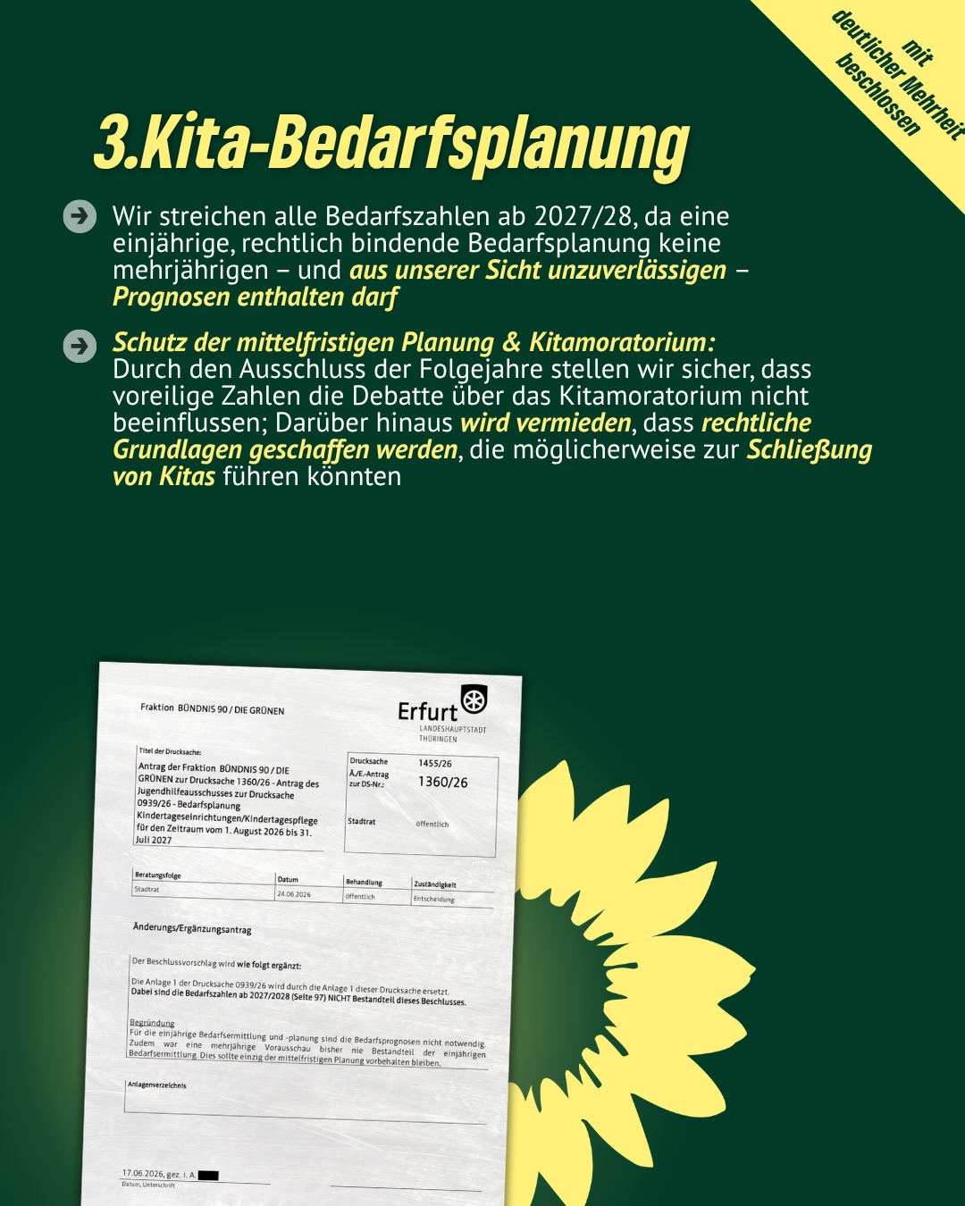 Drei wichtige grüne Erfolge im Erfurter Stadtrat – drei starke Signale für soziale Gerechtigkeit, Teilhabe und eine moderne Stadtpolitik 💚🌻
📍 Pyrotechnikverbot Altstadt
Verbot von privatem Feuerwerk in der Altstadt an Silvester.
Bürger*innen sollen über die Regelungen informiert und eingebunden werden.
Jährlich soll eine professionell organisierte Licht‑, Laser‑ oder Drohnenshow angeboten werden.
Zeitplan: Erste zentrale Großveranstaltung zu Silvester 2027/2028; finales Konzept inkl. Budget im Nachtragshaushalt 2027.
📍 Stellplatzsatzung
Zeitgemäße Stellplatzsatzung: Weniger verpflichtende PKW‑Stellplätze bei Neubauten, besonders in der Innenstadt; stärkere Berücksichtigung von ÖPNV, Radverkehr und modernen Mobilitätskonzepten.
Der ursprüngliche Entwurf des OB war zu schwach – der gemeinsame Änderungsantrag reduziert Stellplatzvorgaben weiter und stärkt die Verkehrswende.
Ablösesummen erhöht: Höhere Zahlungen beim Verzicht auf private Stellplätze zur Finanzierung öffentlicher Alternativen; allerdings nicht so mutig wie in anderen Städten.
📍 Kita‑Bedarfsplanung
Wir streichen alle Bedarfszahlen ab 2027/28, da eine einjährige, rechtlich bindende Bedarfsplanung keine mehrjährigen – und aus unserer Sicht unzuverlässigen – Prognosen enthalten darf.
Schutz der mittelfristigen Planung & Kitamoratorium: Durch den Ausschluss der Folgejahre stellen wir sicher, dass vorläufige Zahlen die Debatte über das Kitamoratorium nicht beeinflussen; zudem wird vermieden, dass rechtliche Grundlagen geschaffen werden, die möglicherweise zur Schließung von Kitas führen könnten.
#erfurt #grüneerfurt #grüneimstadtrat #grüne #bündnisgrüne