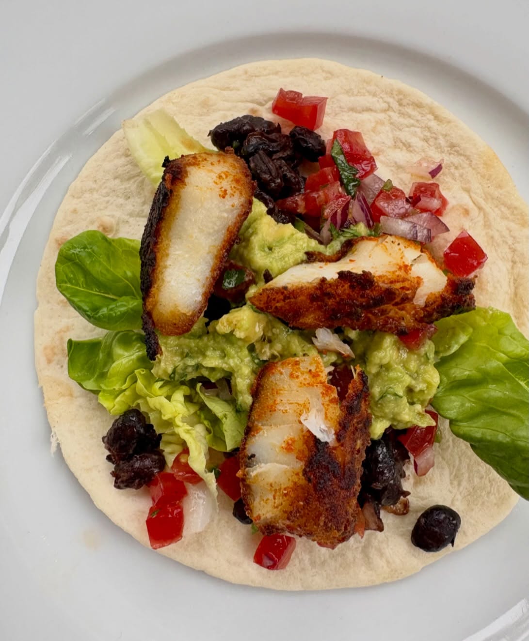For #tacotuesday I marinated cod in cumin and paprika, then fried it in a little vegetable oil until it was dark and crispy. Served it in @granluchito tacos with homemade Pico de Gallo salsa and guacamole, and some @merchantgourmet Turtle beans. So good but next time, I’m going to serve it with mango salsa as I think that would work even better! Isn’t that right @welshfooddude ?!
#fishtacos #blackenedcod #tacotuesdays