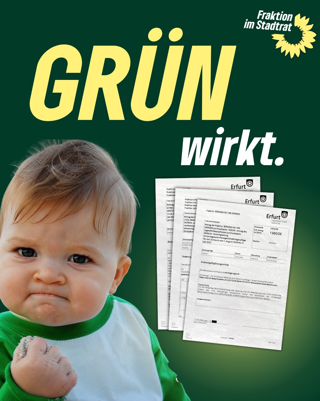 Drei wichtige grüne Erfolge im Erfurter Stadtrat – drei starke Signale für soziale Gerechtigkeit, Teilhabe und eine moderne Stadtpolitik 💚🌻
📍 Pyrotechnikverbot Altstadt
Verbot von privatem Feuerwerk in der Altstadt an Silvester.
Bürger*innen sollen über die Regelungen informiert und eingebunden werden.
Jährlich soll eine professionell organisierte Licht‑, Laser‑ oder Drohnenshow angeboten werden.
Zeitplan: Erste zentrale Großveranstaltung zu Silvester 2027/2028; finales Konzept inkl. Budget im Nachtragshaushalt 2027.
📍 Stellplatzsatzung
Zeitgemäße Stellplatzsatzung: Weniger verpflichtende PKW‑Stellplätze bei Neubauten, besonders in der Innenstadt; stärkere Berücksichtigung von ÖPNV, Radverkehr und modernen Mobilitätskonzepten.
Der ursprüngliche Entwurf des OB war zu schwach – der gemeinsame Änderungsantrag reduziert Stellplatzvorgaben weiter und stärkt die Verkehrswende.
Ablösesummen erhöht: Höhere Zahlungen beim Verzicht auf private Stellplätze zur Finanzierung öffentlicher Alternativen; allerdings nicht so mutig wie in anderen Städten.
📍 Kita‑Bedarfsplanung
Wir streichen alle Bedarfszahlen ab 2027/28, da eine einjährige, rechtlich bindende Bedarfsplanung keine mehrjährigen – und aus unserer Sicht unzuverlässigen – Prognosen enthalten darf.
Schutz der mittelfristigen Planung & Kitamoratorium: Durch den Ausschluss der Folgejahre stellen wir sicher, dass vorläufige Zahlen die Debatte über das Kitamoratorium nicht beeinflussen; zudem wird vermieden, dass rechtliche Grundlagen geschaffen werden, die möglicherweise zur Schließung von Kitas führen könnten.
#erfurt #grüneerfurt #grüneimstadtrat #grüne #bündnisgrüne