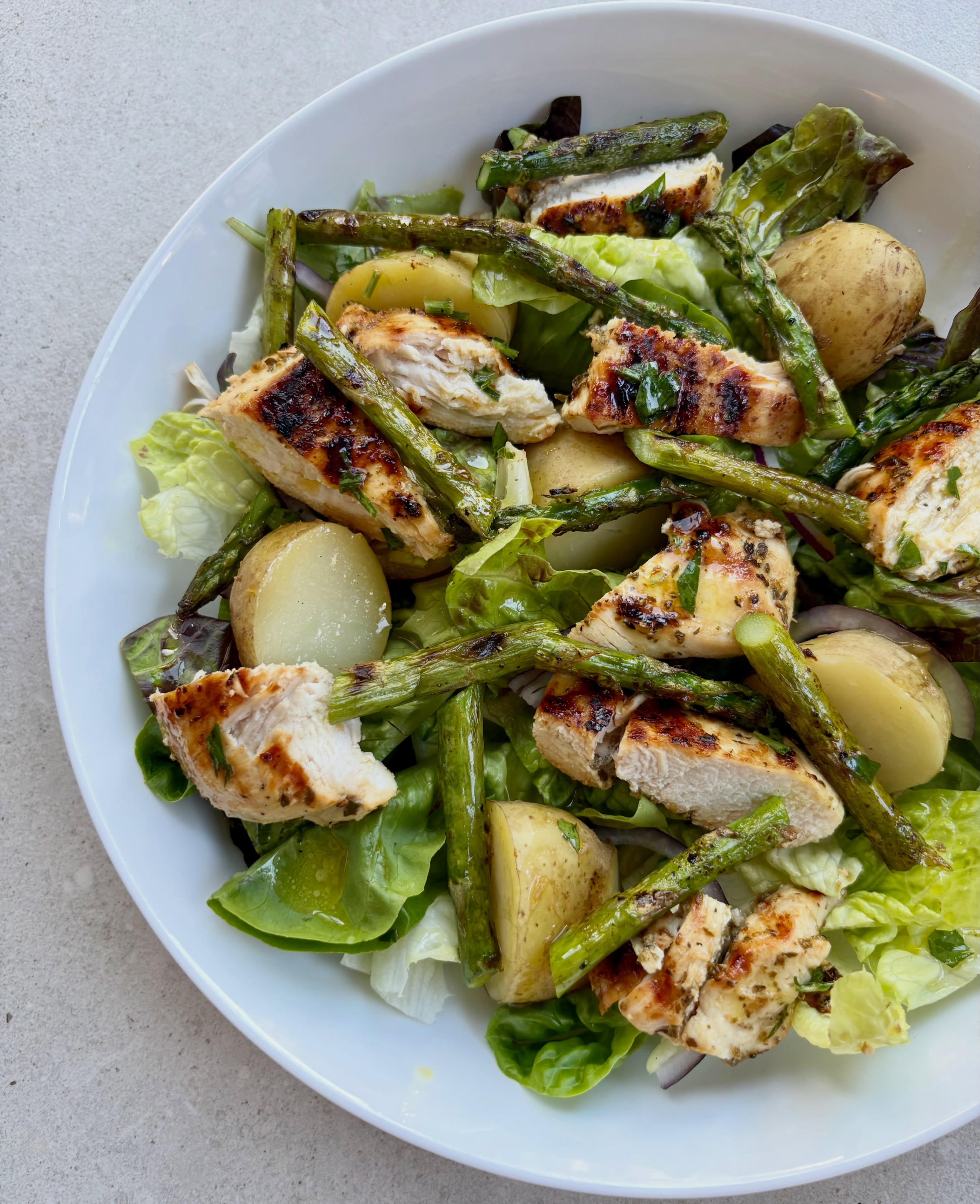 This salad has been on my grid before, but I decided to make it again because it’s perfect for the warmer weather. Flattened then marinated chicken breasts in lemon juice, olive oil, garlic and oregano (souvlaki) mix, then griddled it along with some asparagus. Served the chicken and asparagus on a bed of leaves, with some jersey royals and a zingy lemon vinaigrette. Clean plates all round!
Potatoes - @jerseyroyals
Recipe on my website - https://www.georgesbristolkitchen.co.uk/lemony-chicken-new-potato-and-asparagus
#chickensalad #warmsalad #potatosalad