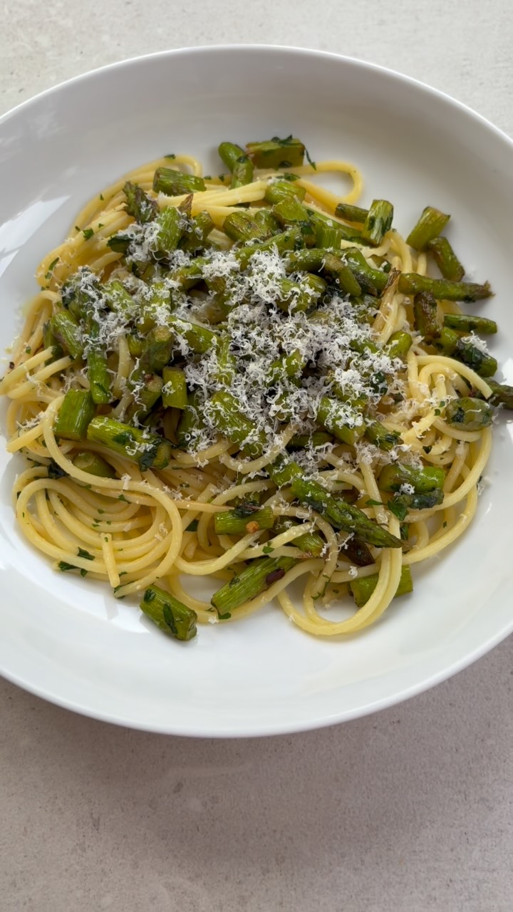 As the weather heats up, this simple asparagus pasta is such a quick one to make, but still very yummy. Asparagus chunks sautéed in olive oil with chilli flakes until slightly golden, then mixed with garlic, basil, parsley and spaghetti. Served with generous gratings of Parmesan! Obvs!
Recipe on my website.
#asparagus #asparaguspasta #summermeals