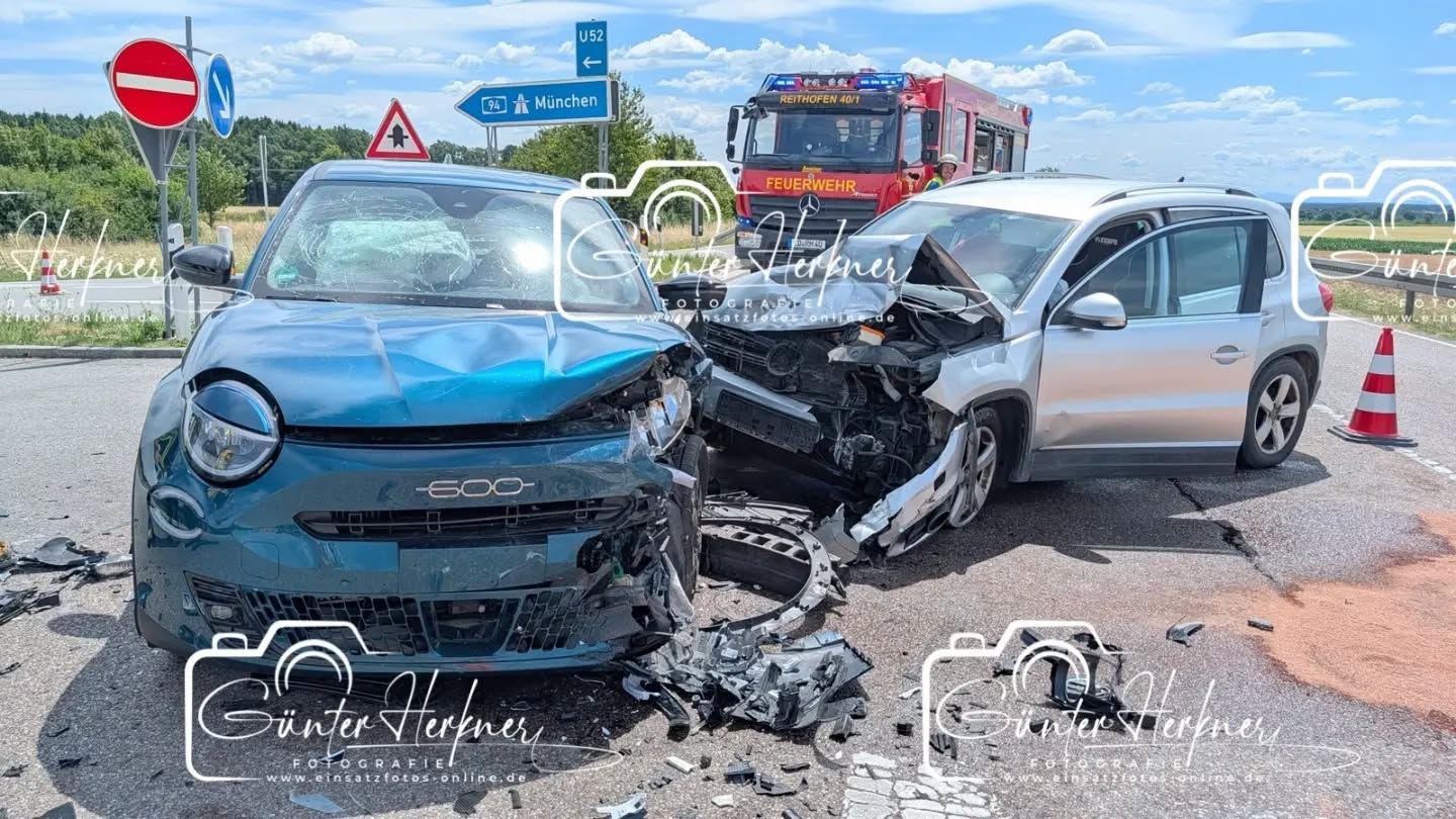 🗓️Datum: 07.07.2026
⏰Uhrzeit: 11:40 Uhr
🚒🚑 Einsatzart: THL 1
📍Einsatzort: St.2331 Pastetten
🚒🚑🚁🚓 Eingesetzte Kräfte:
@ffpastetten
@ff_reithofen_harthofen
@brk_kreisverband_erding
@mkt_rettungsdienst
@polizeiobn
Gegenverkehr übersehen
Am Dienstagmittag gegen 11:40 Uhr fuhr eine 22jährige aus dem Landkreis München mit ihrem VW die Staatsstraße 2331 von Hörlkofen kommend Richtung Pastetten. Als sie auf die BAB 92 in Fahrtrichtung München nach links abbiegen wollte, übersah sie einen entgegenkommenden Fiat, welcher von einer 60jährigen Erdingerin gesteuert wurde. Es kam zum Frontalzusammenstoß, durch den die beiden Unfallbeteiligten leicht verletzt wurden. Sie wurden zur weiteren medizinischen Behandlung ins Klinikum Ebersberg sowie Erding verbracht. Es entstand ein Gesamtschaden von ca. 50.000 €. Die FFW Reithofen und Pastetten waren mit insgesamt 15 Einsatzkräften im Einsatz.
Quelle: PI Erding
📷 Günter Herkner
#thl #unfall #feuerwehr #rettungsdienst #polizei luftrettung blaulicht technischehilfe gefahrgut abc brand freiwilligefeuerwehr