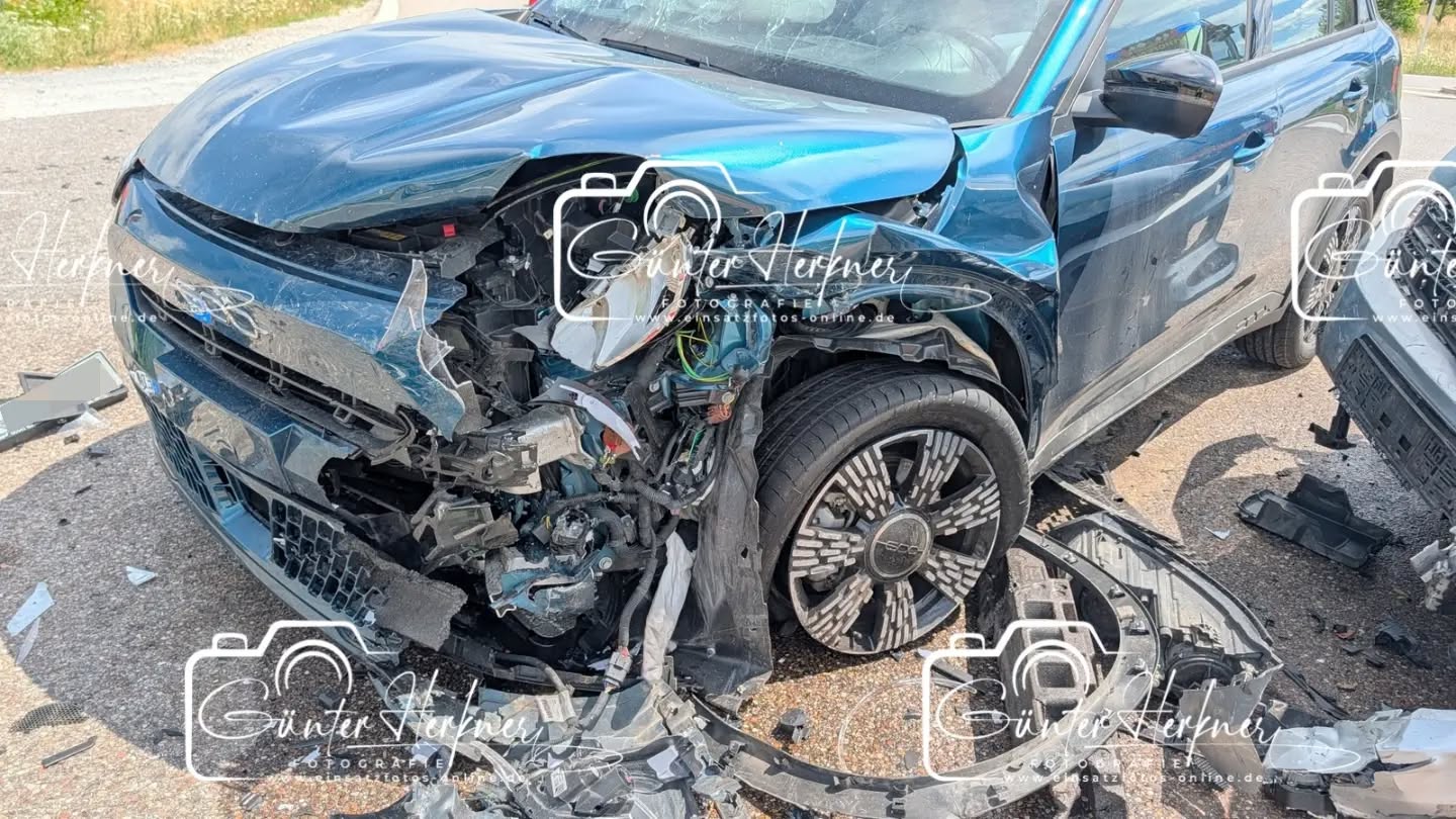 🗓️Datum: 07.07.2026
⏰Uhrzeit: 11:40 Uhr
🚒🚑 Einsatzart: THL 1
📍Einsatzort: St.2331 Pastetten
🚒🚑🚁🚓 Eingesetzte Kräfte:
@ffpastetten
@ff_reithofen_harthofen
@brk_kreisverband_erding
@mkt_rettungsdienst
@polizeiobn
Gegenverkehr übersehen
Am Dienstagmittag gegen 11:40 Uhr fuhr eine 22jährige aus dem Landkreis München mit ihrem VW die Staatsstraße 2331 von Hörlkofen kommend Richtung Pastetten. Als sie auf die BAB 92 in Fahrtrichtung München nach links abbiegen wollte, übersah sie einen entgegenkommenden Fiat, welcher von einer 60jährigen Erdingerin gesteuert wurde. Es kam zum Frontalzusammenstoß, durch den die beiden Unfallbeteiligten leicht verletzt wurden. Sie wurden zur weiteren medizinischen Behandlung ins Klinikum Ebersberg sowie Erding verbracht. Es entstand ein Gesamtschaden von ca. 50.000 €. Die FFW Reithofen und Pastetten waren mit insgesamt 15 Einsatzkräften im Einsatz.
Quelle: PI Erding
📷 Günter Herkner
#thl #unfall #feuerwehr #rettungsdienst #polizei luftrettung blaulicht technischehilfe gefahrgut abc brand freiwilligefeuerwehr