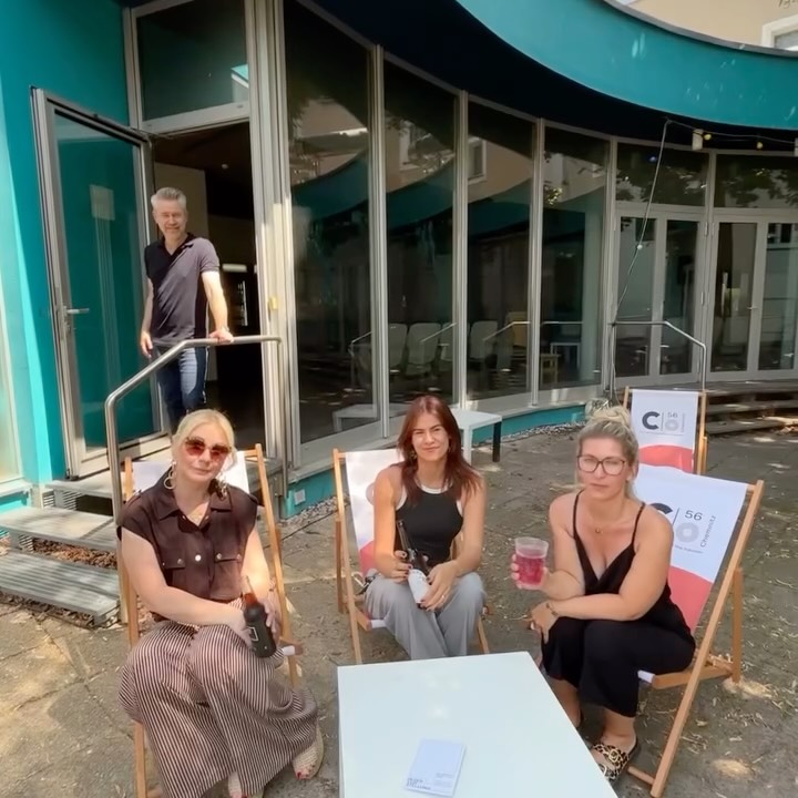 Kunst statt Hitzestress
Noch keine Pläne für nächste Woche?
Dann wäre jetzt ein guter Moment für die Begehungen. Das Kunstfestival läuft noch ein paar Tage im Chemnitzer Schauspielhaus und macht einen Ort erlebbar, den man sonst nicht einfach so betreten würde.
Nach der großen Hitze wird es nächste Woche wieder etwas angenehmer in Chemnitz. Also vielleicht genau die richtige Gelegenheit, sich Kunst, Gespräche und diesen besonderen Festivalort ganz bewusst zu gönnen.
Wir freuen uns, die Begehungen als Partner begleiten zu dürfen – und finden: Wer Chemnitz gerade erleben möchte, sollte hier unbedingt vorbeischauen.
? Begehungen Festival Chemnitz
? Schauspielhaus Chemnitz
? noch bis 5. Juli
#co56chemnitz #begehungen #begehungenfestival #chemnitz #chemnitzkultur #kunstinchemnitz #chemnitzerleben #kulturinchemnitz #schauspielhauschemnitz