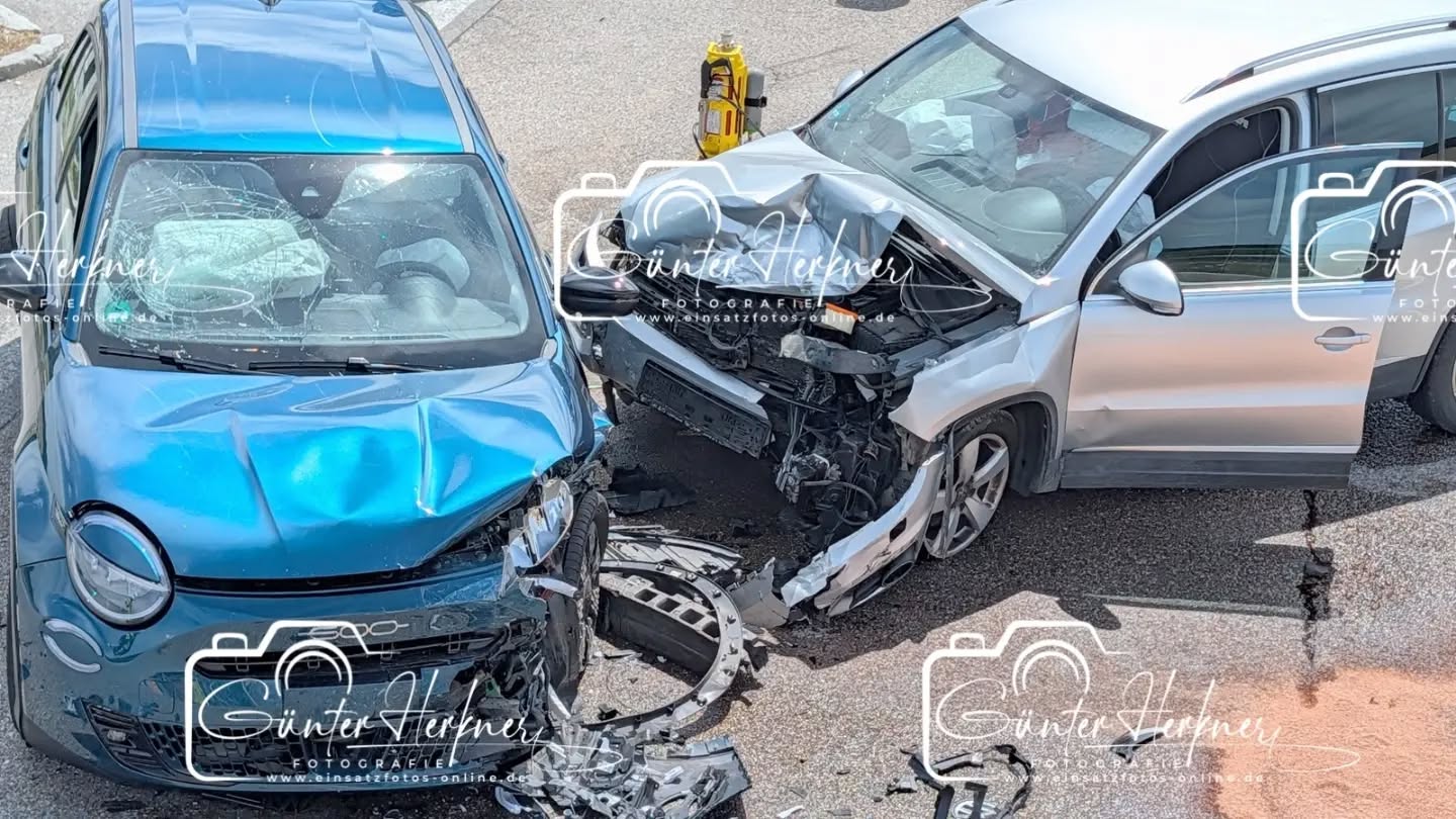 🗓️Datum: 07.07.2026
⏰Uhrzeit: 11:40 Uhr
🚒🚑 Einsatzart: THL 1
📍Einsatzort: St.2331 Pastetten
🚒🚑🚁🚓 Eingesetzte Kräfte:
@ffpastetten
@ff_reithofen_harthofen
@brk_kreisverband_erding
@mkt_rettungsdienst
@polizeiobn
Gegenverkehr übersehen
Am Dienstagmittag gegen 11:40 Uhr fuhr eine 22jährige aus dem Landkreis München mit ihrem VW die Staatsstraße 2331 von Hörlkofen kommend Richtung Pastetten. Als sie auf die BAB 92 in Fahrtrichtung München nach links abbiegen wollte, übersah sie einen entgegenkommenden Fiat, welcher von einer 60jährigen Erdingerin gesteuert wurde. Es kam zum Frontalzusammenstoß, durch den die beiden Unfallbeteiligten leicht verletzt wurden. Sie wurden zur weiteren medizinischen Behandlung ins Klinikum Ebersberg sowie Erding verbracht. Es entstand ein Gesamtschaden von ca. 50.000 €. Die FFW Reithofen und Pastetten waren mit insgesamt 15 Einsatzkräften im Einsatz.
Quelle: PI Erding
📷 Günter Herkner
#thl #unfall #feuerwehr #rettungsdienst #polizei luftrettung blaulicht technischehilfe gefahrgut abc brand freiwilligefeuerwehr