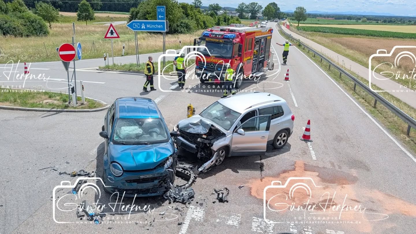 🗓️Datum: 07.07.2026
⏰Uhrzeit: 11:40 Uhr
🚒🚑 Einsatzart: THL 1
📍Einsatzort: St.2331 Pastetten
🚒🚑🚁🚓 Eingesetzte Kräfte:
@ffpastetten
@ff_reithofen_harthofen
@brk_kreisverband_erding
@mkt_rettungsdienst
@polizeiobn
Gegenverkehr übersehen
Am Dienstagmittag gegen 11:40 Uhr fuhr eine 22jährige aus dem Landkreis München mit ihrem VW die Staatsstraße 2331 von Hörlkofen kommend Richtung Pastetten. Als sie auf die BAB 92 in Fahrtrichtung München nach links abbiegen wollte, übersah sie einen entgegenkommenden Fiat, welcher von einer 60jährigen Erdingerin gesteuert wurde. Es kam zum Frontalzusammenstoß, durch den die beiden Unfallbeteiligten leicht verletzt wurden. Sie wurden zur weiteren medizinischen Behandlung ins Klinikum Ebersberg sowie Erding verbracht. Es entstand ein Gesamtschaden von ca. 50.000 €. Die FFW Reithofen und Pastetten waren mit insgesamt 15 Einsatzkräften im Einsatz.
Quelle: PI Erding
📷 Günter Herkner
#thl #unfall #feuerwehr #rettungsdienst #polizei luftrettung blaulicht technischehilfe gefahrgut abc brand freiwilligefeuerwehr
