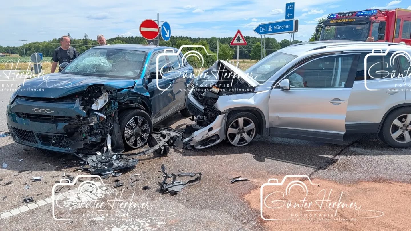 🗓️Datum: 07.07.2026
⏰Uhrzeit: 11:40 Uhr
🚒🚑 Einsatzart: THL 1
📍Einsatzort: St.2331 Pastetten
🚒🚑🚁🚓 Eingesetzte Kräfte:
@ffpastetten
@ff_reithofen_harthofen
@brk_kreisverband_erding
@mkt_rettungsdienst
@polizeiobn
Gegenverkehr übersehen
Am Dienstagmittag gegen 11:40 Uhr fuhr eine 22jährige aus dem Landkreis München mit ihrem VW die Staatsstraße 2331 von Hörlkofen kommend Richtung Pastetten. Als sie auf die BAB 92 in Fahrtrichtung München nach links abbiegen wollte, übersah sie einen entgegenkommenden Fiat, welcher von einer 60jährigen Erdingerin gesteuert wurde. Es kam zum Frontalzusammenstoß, durch den die beiden Unfallbeteiligten leicht verletzt wurden. Sie wurden zur weiteren medizinischen Behandlung ins Klinikum Ebersberg sowie Erding verbracht. Es entstand ein Gesamtschaden von ca. 50.000 €. Die FFW Reithofen und Pastetten waren mit insgesamt 15 Einsatzkräften im Einsatz.
Quelle: PI Erding
📷 Günter Herkner
#thl #unfall #feuerwehr #rettungsdienst #polizei luftrettung blaulicht technischehilfe gefahrgut abc brand freiwilligefeuerwehr