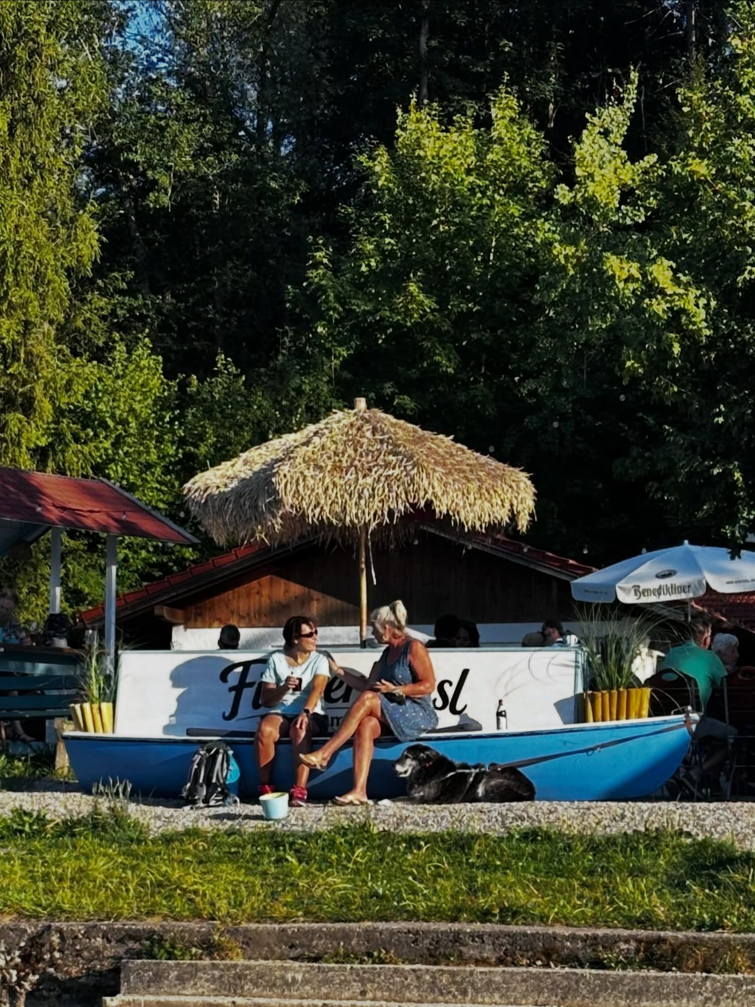 Noch ein Tipp der Gastgeberin für die Gäste des SCHELLENWIES*****!
Einen Katzensprung von unserer Ferienwohnung entfernt liegt das hübsche Dorf Bad Bayersoien mit dem Soyer See!
Böötchen fahren, im Seehäuserl einkehren, die Seele baumeln lassen, sonnenbaden, den Moorpfad entlang laufen oder ganz einfach übern See schauen - all das und zwar ganz entschleunigt und entspannt, gibts am Soyer See!
#ammergaueralpen
#ferieninbayern
#genusszeit
#badbayersoien
#urlaub