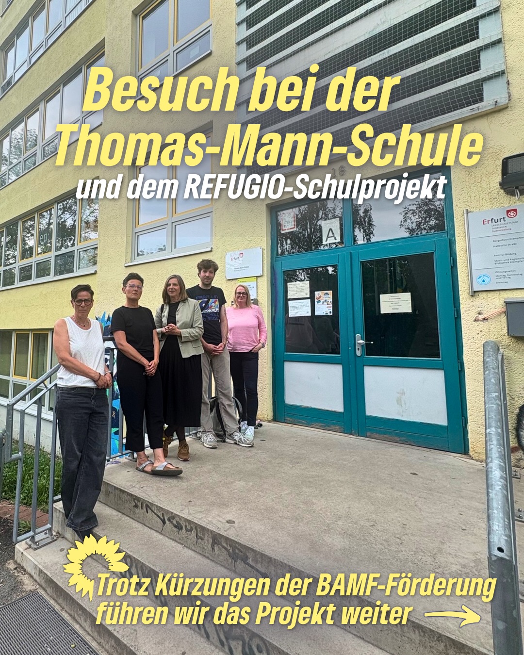 Besuch bei der Thomas-Mann-Schule und dem REFUGIO-Schulprojekt 🌻
Trotz Kürzungen der Bundesamt für Migration Flüchtlinge-Förderung führen wir das Projekt weiter – für dieses Jahr haben wir im Stadtrat 150.000 Euro dafür bereitgestellt.
Der Refugio Thüringen e.V. leistet seit Jahren wichtige Arbeit für geflüchtete Kinder und Jugendliche: psychologische Unterstützung, niedrige Schulabbrecherquote, echte Perspektiven. Genau solche Angebote dürfen nicht an fehlender Finanzierung scheitern.
Unser Fazit nach dem Besuch: verlässliche Unterstützung an Schulen ist unverzichtbar – wir setzen uns dafür ein, dass erfolgreiche Projekte wie dieses langfristig bestehen bleiben.
#erfurt #grüneerfurt #flucht #bildungsgerechtigkeit #migration