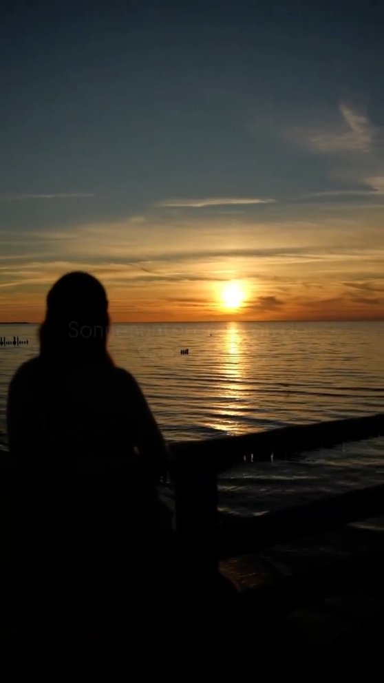 Der Sommer an der #ostsee hat seinen ganz eigenen Rhythmus. Er drängt nicht zur Eile, sondern lädt dazu ein, den Tag in vollen Zügen zu genießen.
Genau dafür ist das #strandhotelzingst gemacht. Hier musst du dich nicht zwischen Ausschlafen und Erleben entscheiden. Mit unserem Langschläferfrühstück bis 12 Uhr beginnt der Tag ganz nach deinem Tempo.
Es sind die kleinen Momente, die den Sommer unvergesslich machen: das kühle Wasser des Pools auf der Haut, der erste Schluck eines gemixten Drinks in der #oysterbar und das Licht, das sich abends im Meer spiegelt.
Wenn du dieses Gefühl von absoluter Gelassenheit suchst, bist du bei uns genau richtig.
Pack die Badesachen ein, lass den Alltag im Koffer und komm erst einmal ganz in Ruhe an. Dein #sommerurlaub wartet schon auf dich.