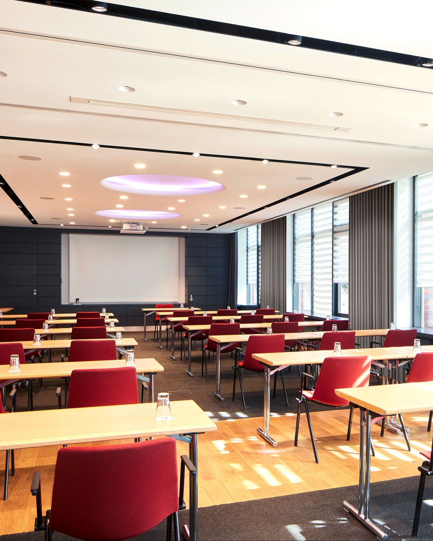 Raum für Ideen – mitten in Hamburg ?✨
Im MADISON findet ihr für jedes Meeting den passenden Rahmen: von kleineren Besprechungen in ruhiger Atmosphäre bis hin zu größeren Tagungen und Workshops mit viel Platz für Austausch und neue Ideen.
Unsere fünf unterschiedlich großen Tagungsräume bieten viel Tageslicht, moderne Technik und flexible Möglichkeiten für verschiedenste Formate – und natürlich kümmern wir uns auch um die passende kulinarische Begleitung.
Von Kaffeepausen über Business Lunch bis hin zum gemeinsamen Dinner sorgen wir dafür, dass produktive Tage auch genussvoll werden. ?
#themadisonhotel #hamburg #tagung #meetingräume #madisonmoments