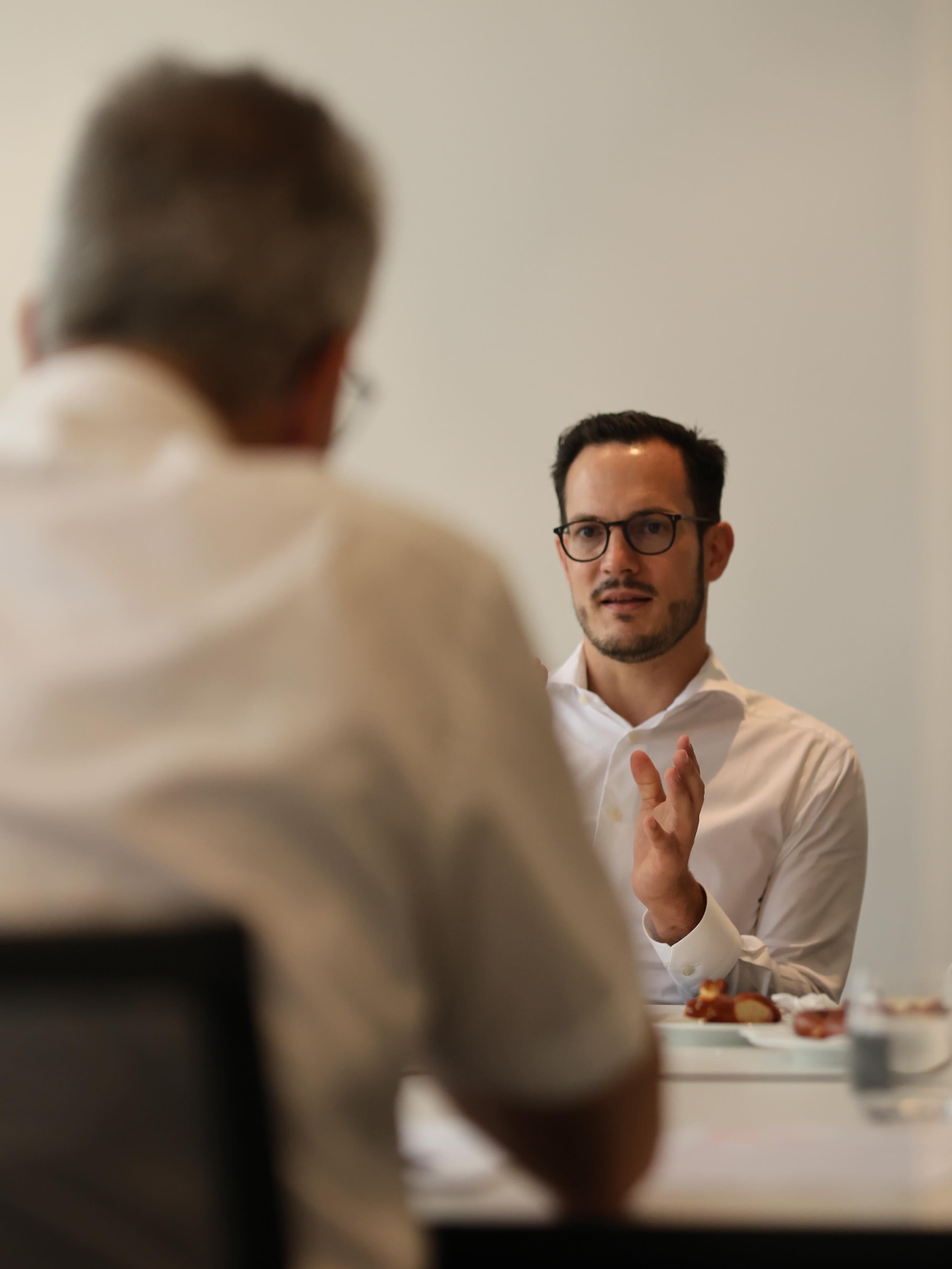 Was ist Lean Construction?🤔
Lean Construction soll Verschwendung auf der Baustelle minimieren und dazu führen, dass Prozesse optimiert werden. Dafür muss ein Umdenken stattfinden.💡
In unserer 13. Podcastfolge mit Prof. Dr. Claus Nesensohn, Dozent für Bauingenieurwesen an der @hft_stuttgart, erfahren wir, wie das gelingen kann - insbesondere für kleine und mittelständische Unternehmen.🚧
Jetzt reinhören!🎧
👉🏼Link in Bio
#Bauwirtschaft #BauwirtschaftBW #BadenWürttemberg #Podcast #LeanConstruction
