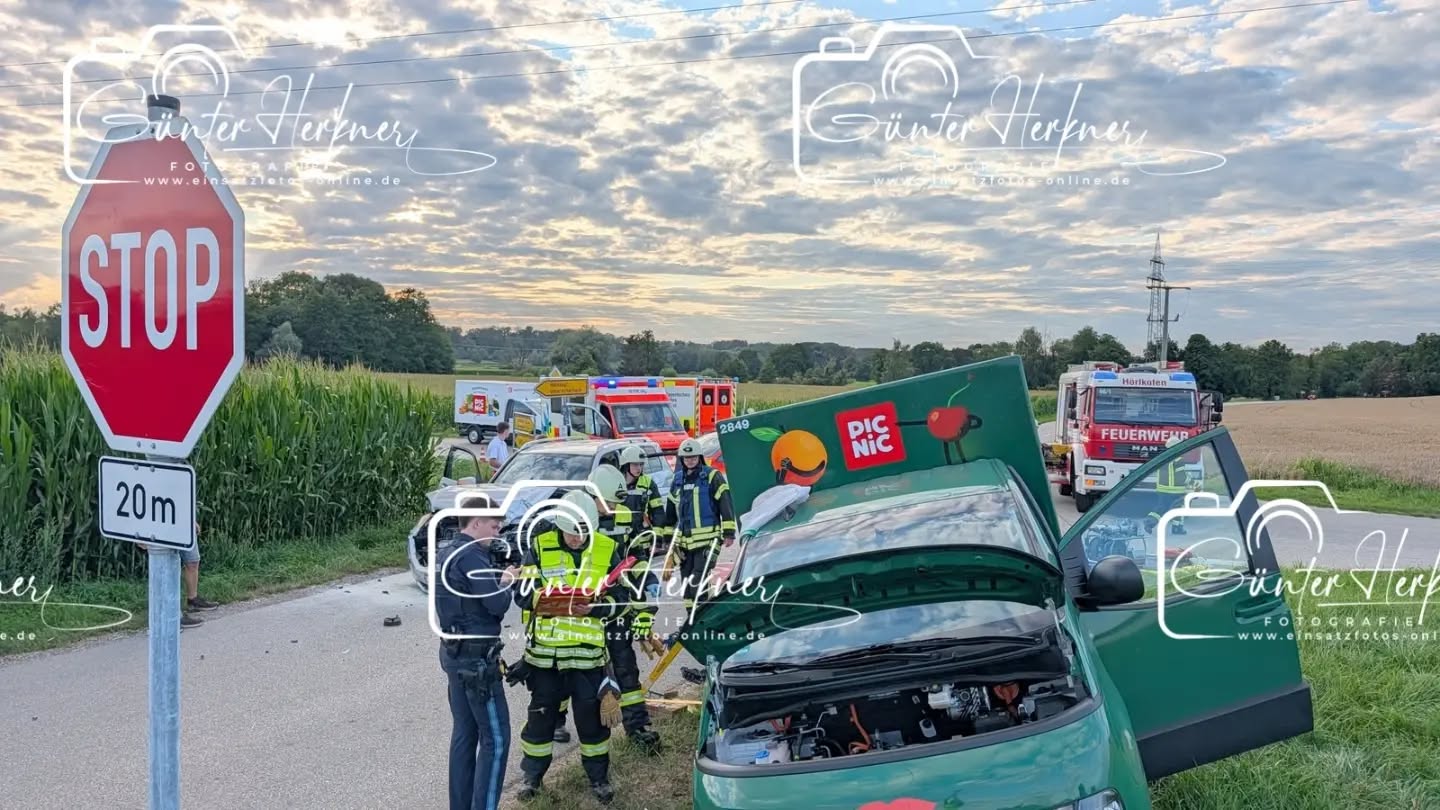 🗓️Datum: 21.07.2026
⏰Uhrzeit: 18.58 Uhr
🚒🚑 Einsatzart: THL 1
📍Einsatzort: Wörth
🚒🚑🚁🚓 Eingesetzte Kräfte:
@feuerwehr_hörlkofen
@brk_kreisverband_erding
@brk_markt_schwaben
@polizeiobn
Vorfahrt missachtet: Waren Drogen im Spiel ?
Am Dienstagabend gegen 19:00 Uhr fuhr ein 23jähriger Erdinger mit seinem Kleintransporter Iveco in Wörth die Schwillachstraße Richtung Unterschwillach. Die Kreuzung zur Sankt-Urban-Straße wollte er in gerade Richtung überqueren. Beim Einfahren in die Kreuzung übersah er einen von rechts kommenden, vorfahrtsberechtigten Mercedes, welcher von einer 27jährigen aus dem Landkreis Ebersberg gesteuert wurde. Es kam zum Zusammenstoß, durch den der Unfallverursacher leicht verletzt wurde. Da der 23jährige drogentypische Ausfallerscheinungen zeigte, wurde eine Blutentnahme im Klinikum Erding durchgeführt. Der Gesamtschaden beläuft sich auf ca. 18.000 €.
Quelle: PI Erding
📷 Günter Herkner
#thl #unfall #feuerwehr #rettungsdienst #polizei luftrettung blaulicht technischehilfe gefahrgut abc brand freiwilligefeuerwehr