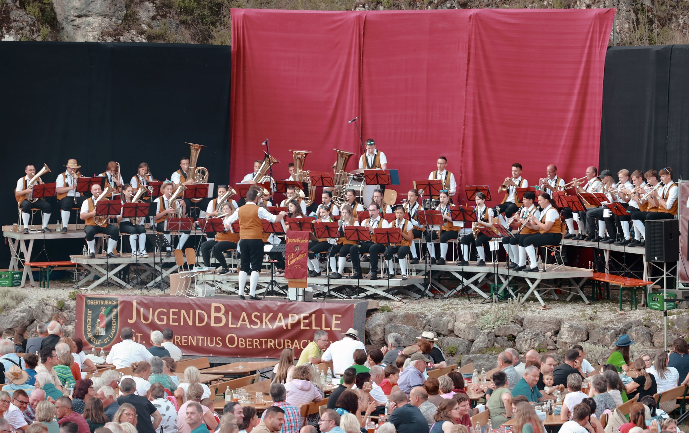 Ein Sommerfest voller Musik, Gemeinschaft und Gänsehautmomente! 🎶✨
Von unserer Bläserklasse über das Junior‑ und Schülerorchester bis hin zum JBO – alle haben die besondere Atmosphäre am Altarstein mit Leben erfüllt. Auch der Gottesdienst am Sonntag war ein berührendes Highlight, gefolgt von bester Unterhaltung durch unsere „Trubachtaler Spätlese“. Danke an alle Helfer, Musiker, Dirigenten und die Technik in dieser wundervollen Location – und natürlich an euch, unser Publikum. Eure Freude und euer Applaus bedeuten uns alles! ❤️ Und jetzt heißt es: SAVE THE DATE!
📅 16.–18. Juli 2027
Wir feiern 40 Jahre JBO – mit Wolfgang Krebs & den Bayerischen Löwen, der Partyband Hertz 7 und einem großen Jubiläumssonntag. Wir freuen uns riesig darauf, mit euch zu feiern! 🎉
Bleibt gespannt - Infos folgen! - 📸 Erich Kirsch #obertrubach #jugendblaskapelleobertrubach #fränkischeschweiz #nbmbkvforchheim #sommerkonzert