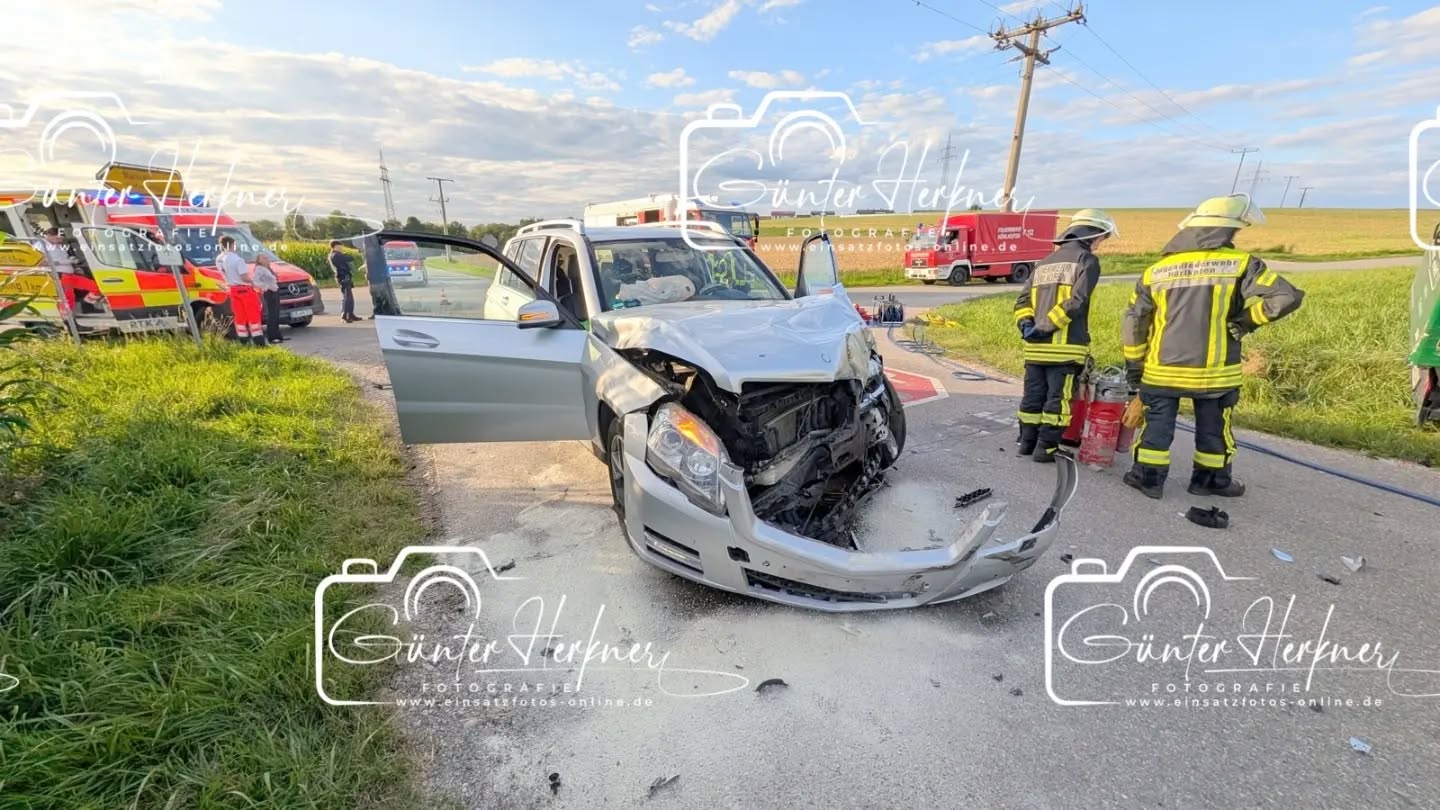 🗓️Datum: 21.07.2026
⏰Uhrzeit: 18.58 Uhr
🚒🚑 Einsatzart: THL 1
📍Einsatzort: Wörth
🚒🚑🚁🚓 Eingesetzte Kräfte:
@feuerwehr_hörlkofen
@brk_kreisverband_erding
@brk_markt_schwaben
@polizeiobn
Vorfahrt missachtet: Waren Drogen im Spiel ?
Am Dienstagabend gegen 19:00 Uhr fuhr ein 23jähriger Erdinger mit seinem Kleintransporter Iveco in Wörth die Schwillachstraße Richtung Unterschwillach. Die Kreuzung zur Sankt-Urban-Straße wollte er in gerade Richtung überqueren. Beim Einfahren in die Kreuzung übersah er einen von rechts kommenden, vorfahrtsberechtigten Mercedes, welcher von einer 27jährigen aus dem Landkreis Ebersberg gesteuert wurde. Es kam zum Zusammenstoß, durch den der Unfallverursacher leicht verletzt wurde. Da der 23jährige drogentypische Ausfallerscheinungen zeigte, wurde eine Blutentnahme im Klinikum Erding durchgeführt. Der Gesamtschaden beläuft sich auf ca. 18.000 €.
Quelle: PI Erding
📷 Günter Herkner
#thl #unfall #feuerwehr #rettungsdienst #polizei luftrettung blaulicht technischehilfe gefahrgut abc brand freiwilligefeuerwehr