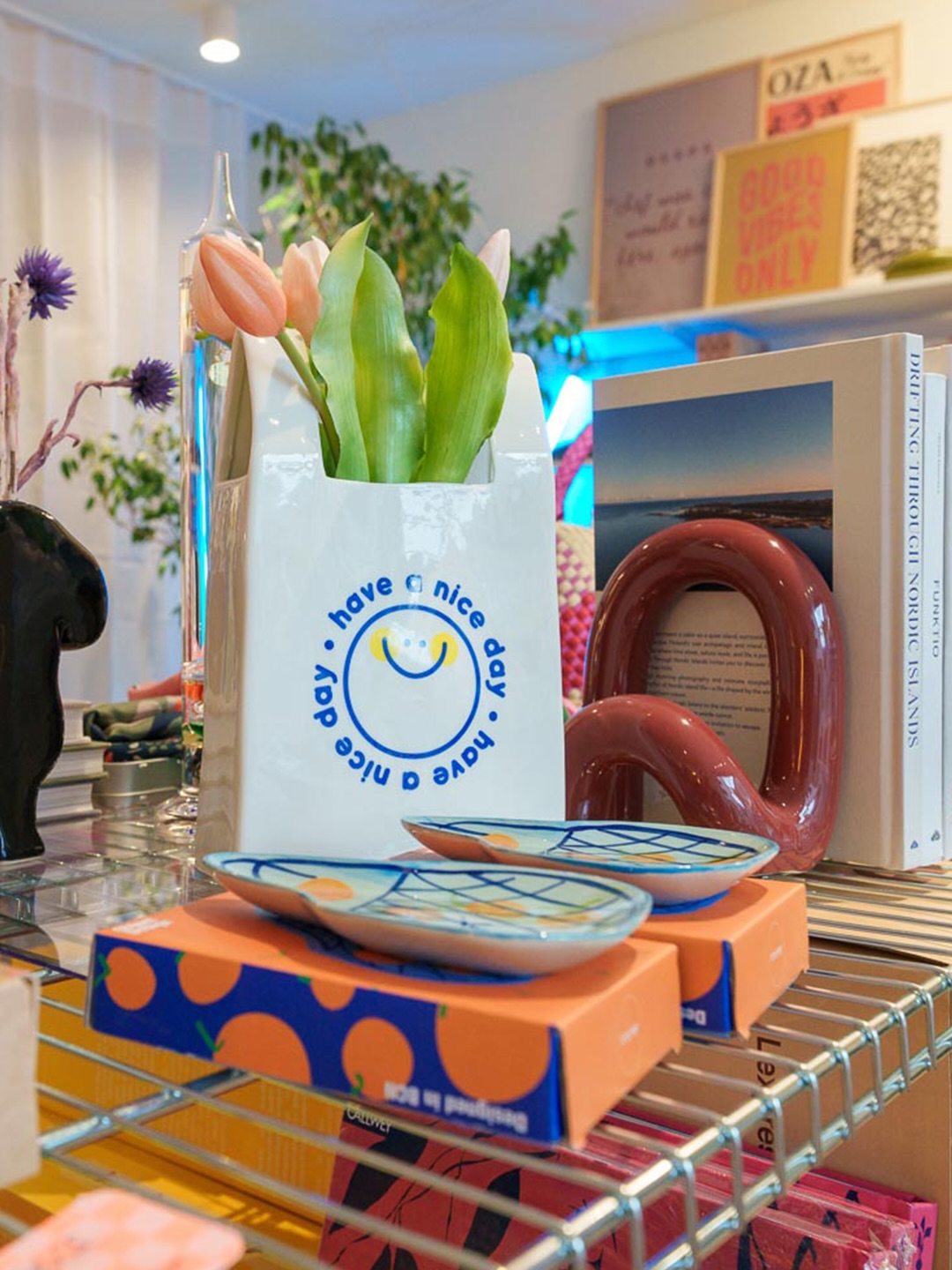 Manchmal sind es die kleinen Dinge, die den größten Eindruck hinterlassen ✨
Unser Mitglied @chickroom_interiordesign lädt zum Entdecken ein – mit besonderen Fundstücken, stilvollen Wohnaccessoires, liebevollen Geschenkideen und vielen kleinen Lieblingsstücken, die den Alltag ein bisschen schöner machen.
Ob für dein Zuhause oder als Geschenk für einen besonderen Menschen – hier findest du Dinge, die überraschen, begeistern und lange Freude bereiten 🤍