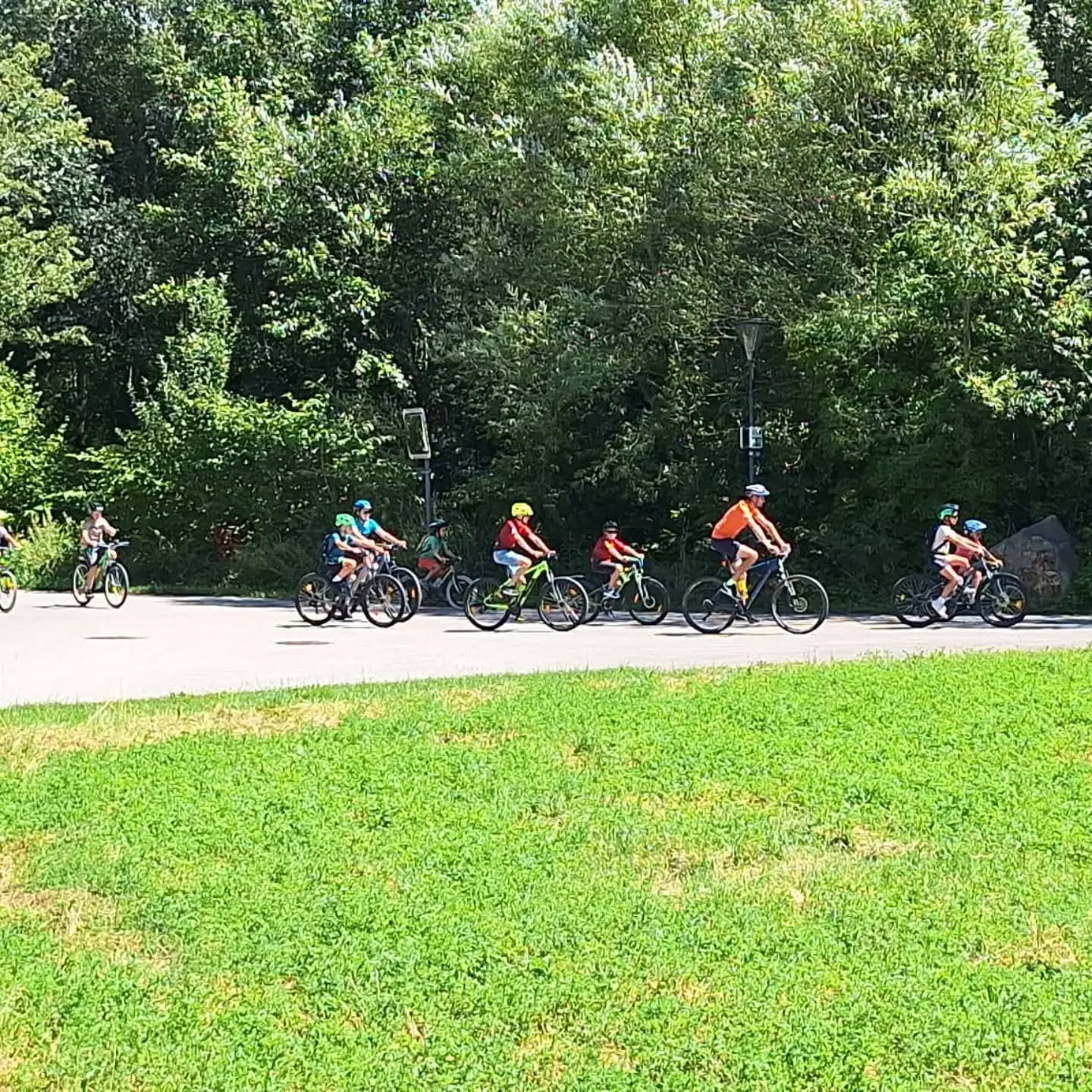 Ein echtes Highlight und mittlerweile fixer Bestandteil im Ferienprogramm der Gemeinde Weibern war auch heuer wieder die Kids-Radausfahrt nach Haag am Hausruck. 🚴☀️
31 Kinder und 6 Betreuer machten sich gemeinsam auf den Weg von Weibern via Haager Lies nach Haag. Dort warteten jede Menge Action und Spaß: Am Pumptrack und beim Geschicklichkeitsparcours konnten die Kids ihr Können unter Beweis stellen. Ein herzliches Dankeschön an die FahrRad Beratung OÖ für das Ausleihen des "Radfüchse" Parcours👏
Den gelungenen Abschluss bildete ein gemütliches Knackergrillen, bei dem sich alle nach dem abwechslungsreichen Nachmittag stärken konnten.
Ein gelungener Tag mit viel Bewegung, Spaß und tollen gemeinsamen Momenten – für Groß und Klein! 😊
@upperaustria @klimabuendnis_ooe @haagerlies_geh_und_radweg
#fahrradberatungoö #kinderferienprogramm