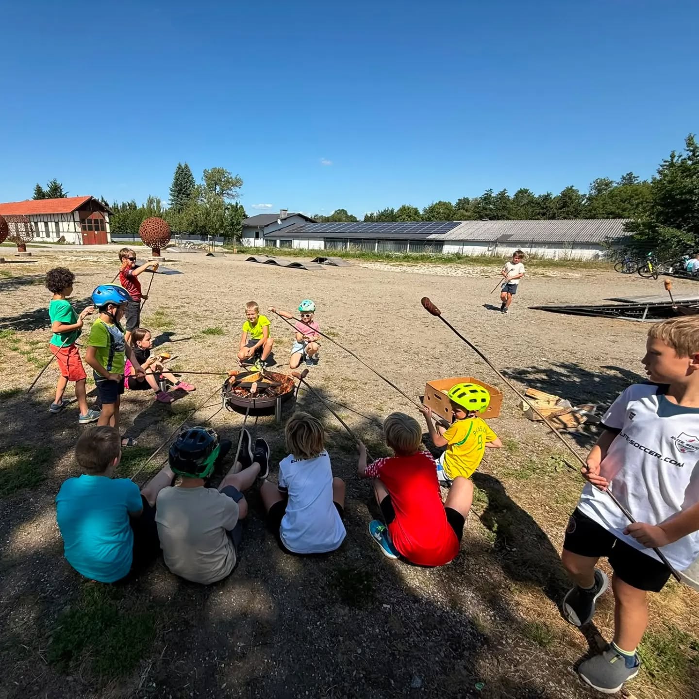 Ein echtes Highlight und mittlerweile fixer Bestandteil im Ferienprogramm der Gemeinde Weibern war auch heuer wieder die Kids-Radausfahrt nach Haag am Hausruck. 🚴☀️
31 Kinder und 6 Betreuer machten sich gemeinsam auf den Weg von Weibern via Haager Lies nach Haag. Dort warteten jede Menge Action und Spaß: Am Pumptrack und beim Geschicklichkeitsparcours konnten die Kids ihr Können unter Beweis stellen. Ein herzliches Dankeschön an die FahrRad Beratung OÖ für das Ausleihen des "Radfüchse" Parcours👏
Den gelungenen Abschluss bildete ein gemütliches Knackergrillen, bei dem sich alle nach dem abwechslungsreichen Nachmittag stärken konnten.
Ein gelungener Tag mit viel Bewegung, Spaß und tollen gemeinsamen Momenten – für Groß und Klein! 😊
@upperaustria @klimabuendnis_ooe @haagerlies_geh_und_radweg
#fahrradberatungoö #kinderferienprogramm