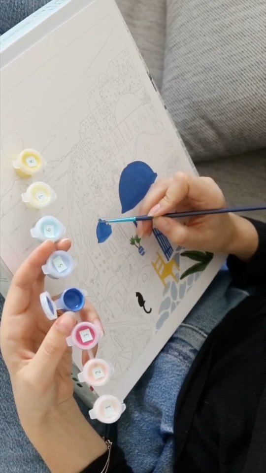 Regálate una escapada creativa al corazón de las Cícladas con el kit de pintura por números Santorini.
Cada sección numerada te guía paso a paso para revelar este paisaje mediterráneo bañado por el sol. Una actividad para desconectar de la rutina diaria este verano.
El kit incluye todo lo necesario:
Una ilustración.
Dos pinceles.
17 botes pequeños de pintura.
Una hoja de pegatinas numeradas para colocar en cada bote de pintura.
Un folleto de instrucciones.
Una ilustración para decorar tu hogar que captura la esencia de la famosa isla griega: sus casas blancas con cúpulas de un azul intenso, sus calles empedradas que serpentean entre fachadas impecables y el mar Egeo que se extiende hasta el horizonte.
Más modelos disponibles:
? Limones de Menton
? Boulangerie
? Les Gorges du Venton
#grappa #grappapapereria #papeleria #papeleriabonita #tienda tiendaonline