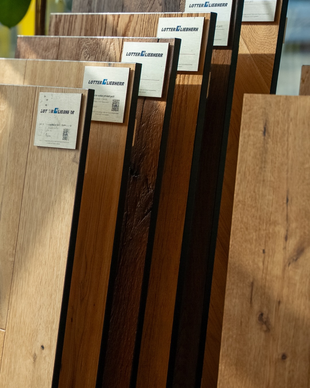 Einen Boden sucht man nicht nur nach dem Aussehen aus. Man möchte ihn sehen, anfassen und erleben.
Kommt in unseren vielseitigen Showrooms vorbei und entdeckt die verschiedenen Bodenbeläge live. Ob Holzoptik, Designboden, Vinyl oder Teppich – wir beraten euch persönlich und finden gemeinsam den Boden, der zu eurem Zuhause passt.
Wir freuen uns auf euren Besuch!
#bodenbeläge #wohninspiration #lotterliebherr #showroom #design