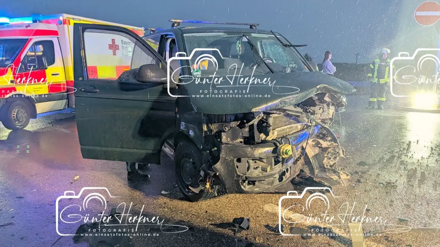 🗓️Datum: 31.07.2026
⏰Uhrzeit: 20.30 Uhr
🚒🚑 Einsatzart: THL 2
📍Einsatzort: AS Pastetten
🚒🚑🚁🚓 Eingesetzte Kräfte:
@feuerwehr_reithofen-harthofen
@kreisbrandinspektion_erding
@brk_kreisverband_erding
@einsatzleiter_rettungsdienst
@mhd_flughafen
@brk_kv_muehldorf
20-Jährige übersieht Gegenverkehr: Sechs Verletzte an A94-Auffahrt
Eine junge Frau bog bei Pastetten auf die Autobahnauffahrt ab. Ihr Skoda prallte mit einem entgegenkommenden VW zusammen, der dann noch einen dritten Wagen rammte.
Pastetten – Sechs Menschen sind bei einem Unfall am Freitag gegen 20.25 Uhr an der A94-Auffahrt Pastetten verletzt worden. Laut Polizei war eine 20-Jährige aus dem östlichen Landkreis Erding auf der Staatsstraße 2331 von Hörlkofen kommend in Richtung Forstern gefahren. In Höhe der Autobahnauffahrt bog sie mit ihrem Skoda auf die Zufahrt in Richtung Passau ab und übersah dabei den entgegenkommenden grünen VW eines 44-Jährigen aus dem Landkreis Traunstein.
Der VW wurde durch den Zusammenstoß auf die Gegenfahrbahn geschleudert und kollidierte dort mit einem weißen Seat eines 40-Jährigen aus dem Landkreis Ebersberg. Fünf Personen verletzten sich leicht sowie eine Person mittelschwer. Alle wurden vor Ort durch Rettungskräfte erstversorgt und anschließend in nahegelegene Kliniken zur Behandlung gebracht.
Die Staatsstraße sowie die Autobahnanschlussstelle Pastetten waren für die Unfallaufnahme sowie die anschließenden Bergungs- und Reinigungsarbeiten temporär gesperrt. Die drei beteiligten Autos mussten abgeschleppt werden. Der Sachschaden wird vorläufig auf insgesamt 30.000 Euro geschätzt.
Quelle: merkur-online/erdinger-anzeiger
📷 Günter Herkner
#thl #unfall #feuerwehr #rettungsdienst #polizei luftrettung blaulicht technischehilfe gefahrgut abc brand freiwilligefeuerwehr
