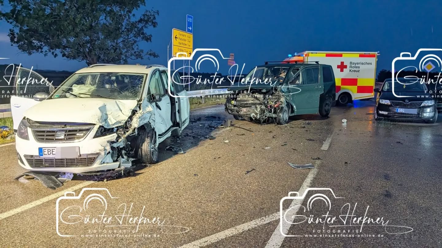 🗓️Datum: 31.07.2026
⏰Uhrzeit: 20.30 Uhr
🚒🚑 Einsatzart: THL 2
📍Einsatzort: AS Pastetten
🚒🚑🚁🚓 Eingesetzte Kräfte:
@feuerwehr_reithofen-harthofen
@kreisbrandinspektion_erding
@brk_kreisverband_erding
@einsatzleiter_rettungsdienst
@mhd_flughafen
@brk_kv_muehldorf
20-Jährige übersieht Gegenverkehr: Sechs Verletzte an A94-Auffahrt
Eine junge Frau bog bei Pastetten auf die Autobahnauffahrt ab. Ihr Skoda prallte mit einem entgegenkommenden VW zusammen, der dann noch einen dritten Wagen rammte.
Pastetten – Sechs Menschen sind bei einem Unfall am Freitag gegen 20.25 Uhr an der A94-Auffahrt Pastetten verletzt worden. Laut Polizei war eine 20-Jährige aus dem östlichen Landkreis Erding auf der Staatsstraße 2331 von Hörlkofen kommend in Richtung Forstern gefahren. In Höhe der Autobahnauffahrt bog sie mit ihrem Skoda auf die Zufahrt in Richtung Passau ab und übersah dabei den entgegenkommenden grünen VW eines 44-Jährigen aus dem Landkreis Traunstein.
Der VW wurde durch den Zusammenstoß auf die Gegenfahrbahn geschleudert und kollidierte dort mit einem weißen Seat eines 40-Jährigen aus dem Landkreis Ebersberg. Fünf Personen verletzten sich leicht sowie eine Person mittelschwer. Alle wurden vor Ort durch Rettungskräfte erstversorgt und anschließend in nahegelegene Kliniken zur Behandlung gebracht.
Die Staatsstraße sowie die Autobahnanschlussstelle Pastetten waren für die Unfallaufnahme sowie die anschließenden Bergungs- und Reinigungsarbeiten temporär gesperrt. Die drei beteiligten Autos mussten abgeschleppt werden. Der Sachschaden wird vorläufig auf insgesamt 30.000 Euro geschätzt.
Quelle: merkur-online/erdinger-anzeiger
📷 Günter Herkner
#thl #unfall #feuerwehr #rettungsdienst #polizei luftrettung blaulicht technischehilfe gefahrgut abc brand freiwilligefeuerwehr