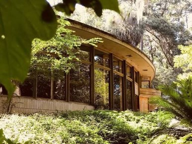 Visiting Frank Lloyd Wright’s Spring House in Tallahassee, his only residential project built in Florida, was a truly inspiring experience.
Walking through the house, I could personally experience how seamlessly architecture can become part of its natural surroundings. The craftsmanship is exceptional, especially the cedar balustrades and the harmony between functionality and design.
One of the most striking details is Wright’s iconic Cherokee Red floor, custom-made for the house. More than 65 years later, Spring House remains a timeless lesson in organic architecture.
#architektur #koblenz #montabaur #innenarchitektur #franklloydwright