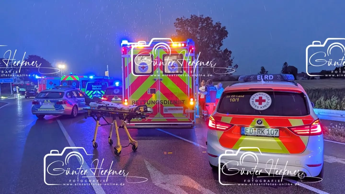 🗓️Datum: 31.07.2026
⏰Uhrzeit: 20.30 Uhr
🚒🚑 Einsatzart: THL 2
📍Einsatzort: AS Pastetten
🚒🚑🚁🚓 Eingesetzte Kräfte:
@feuerwehr_reithofen-harthofen
@kreisbrandinspektion_erding
@brk_kreisverband_erding
@einsatzleiter_rettungsdienst
@mhd_flughafen
@brk_kv_muehldorf
20-Jährige übersieht Gegenverkehr: Sechs Verletzte an A94-Auffahrt
Eine junge Frau bog bei Pastetten auf die Autobahnauffahrt ab. Ihr Skoda prallte mit einem entgegenkommenden VW zusammen, der dann noch einen dritten Wagen rammte.
Pastetten – Sechs Menschen sind bei einem Unfall am Freitag gegen 20.25 Uhr an der A94-Auffahrt Pastetten verletzt worden. Laut Polizei war eine 20-Jährige aus dem östlichen Landkreis Erding auf der Staatsstraße 2331 von Hörlkofen kommend in Richtung Forstern gefahren. In Höhe der Autobahnauffahrt bog sie mit ihrem Skoda auf die Zufahrt in Richtung Passau ab und übersah dabei den entgegenkommenden grünen VW eines 44-Jährigen aus dem Landkreis Traunstein.
Der VW wurde durch den Zusammenstoß auf die Gegenfahrbahn geschleudert und kollidierte dort mit einem weißen Seat eines 40-Jährigen aus dem Landkreis Ebersberg. Fünf Personen verletzten sich leicht sowie eine Person mittelschwer. Alle wurden vor Ort durch Rettungskräfte erstversorgt und anschließend in nahegelegene Kliniken zur Behandlung gebracht.
Die Staatsstraße sowie die Autobahnanschlussstelle Pastetten waren für die Unfallaufnahme sowie die anschließenden Bergungs- und Reinigungsarbeiten temporär gesperrt. Die drei beteiligten Autos mussten abgeschleppt werden. Der Sachschaden wird vorläufig auf insgesamt 30.000 Euro geschätzt.
Quelle: merkur-online/erdinger-anzeiger
📷 Günter Herkner
#thl #unfall #feuerwehr #rettungsdienst #polizei luftrettung blaulicht technischehilfe gefahrgut abc brand freiwilligefeuerwehr