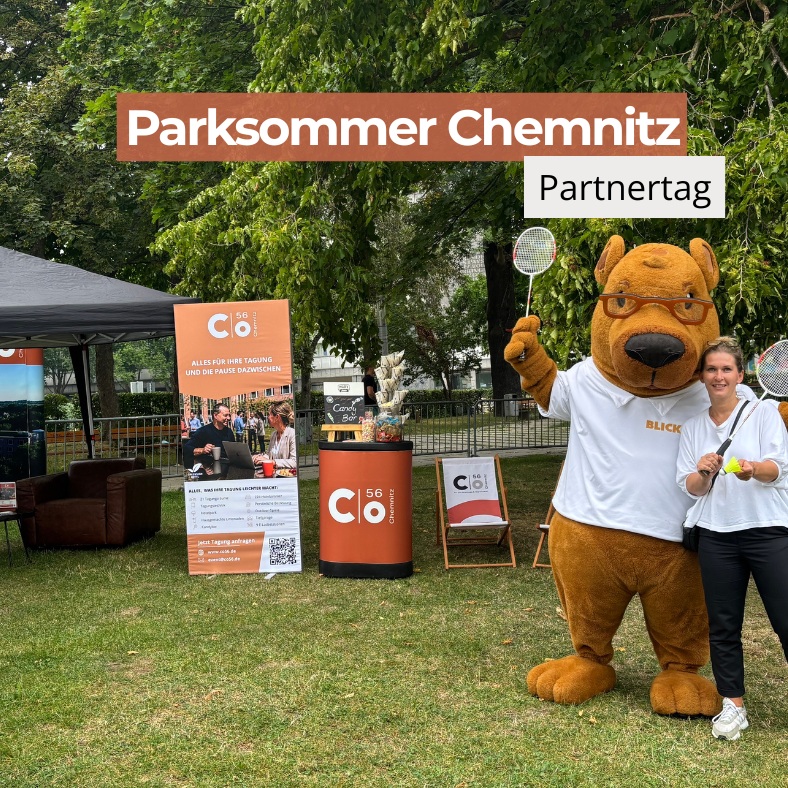 Regen? Egal! ?️ Wir hatten eine richtig gute Zeit beim Chemnitzer Parksommer! ?✨
Letzten Samstag waren wir beim Partnertag dabei und haben gezeigt, wie Pausen bei uns im c/o56 Chemnitz aussehen – nämlich alles andere als 0815!
Trotz des schmuddeligen Wetters haben uns super viele von euch besucht. Gemeinsam haben wir leckeres Popcorn gesnackt, unsere Candy Bar geplündert, gequatscht und sogar eine Runde Federball gespielt! ?
Denn genau das macht unsere „Grüne Pause“ bei Tagungen und Konferenzen aus:
? Aktiv abschalten: Ob eine Runde Federball, Basketball, Fußball, Tischtennis oder Kicker im Hotelpark.
?️ Richtig entspannen: Einfach mal zurücklehnen in unseren Liegestühlen oder auf den gemütlichen Lounge-Möbeln im Grünen.
Ihr habt auch Lust auf eine Tagung mit einer Pause, die in Erinnerung bleibt und den Kopf wieder frei macht?
? Kontaktiert uns einfach – gemeinsam planen wir euer nächstes Event!