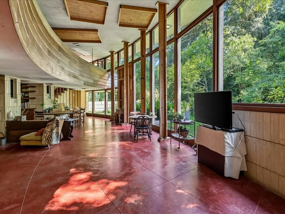 Visiting Frank Lloyd Wright’s Spring House in Tallahassee, his only residential project built in Florida, was a truly inspiring experience.
Walking through the house, I could personally experience how seamlessly architecture can become part of its natural surroundings. The craftsmanship is exceptional, especially the cedar balustrades and the harmony between functionality and design.
One of the most striking details is Wright’s iconic Cherokee Red floor, custom-made for the house. More than 65 years later, Spring House remains a timeless lesson in organic architecture.
#architektur #koblenz #montabaur #innenarchitektur #franklloydwright