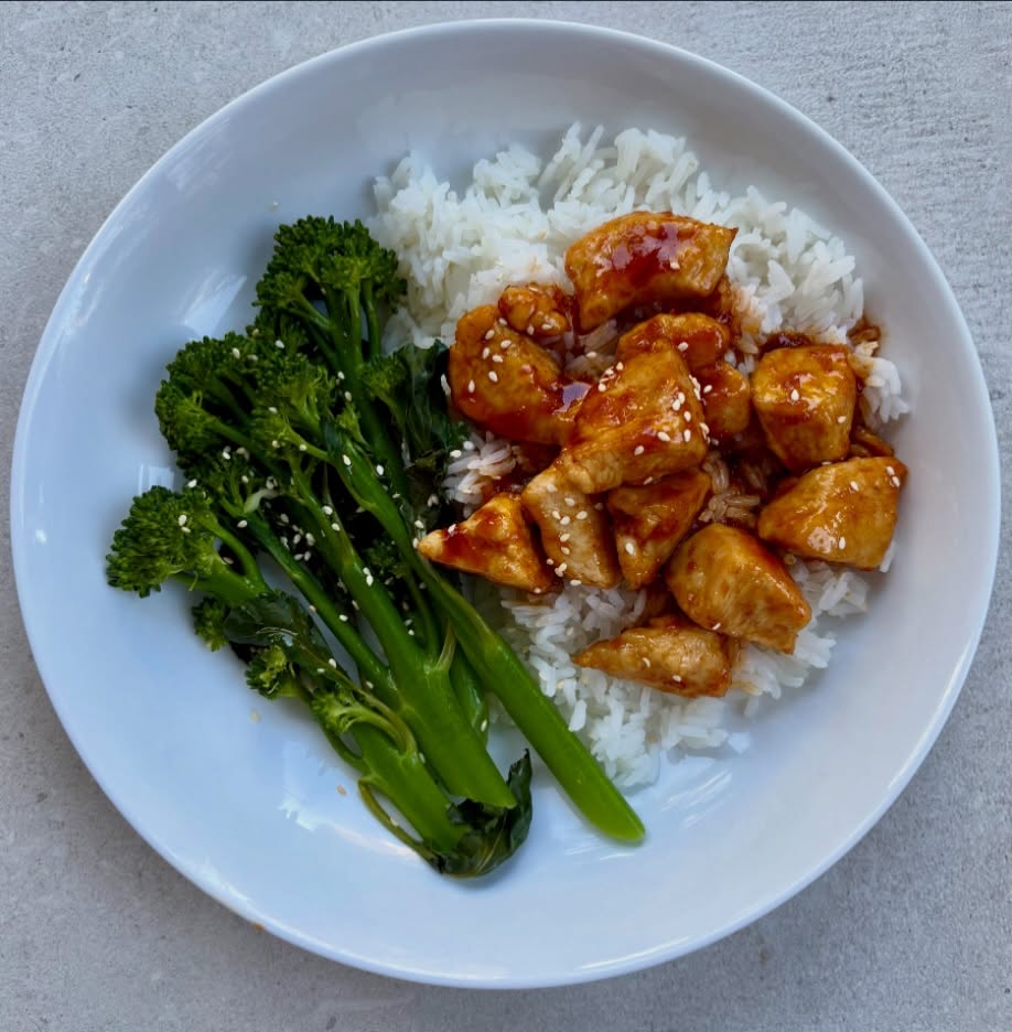 Gochujang honey chicken with jasmine rice and steamed tenderstem broccoli with sesame oil and seeds. Such a quick and easy meal to put together - tossed the chicken in cornflour and sautéed in a little vegetable oil until almost cooked. Mixed up the sauce and added it to the chicken until the chicken was cooked through and the sauce had thickened. On the table in 20 minutes and demolished in about 5!!
Recipe on my website - https://www.georgesbristolkitchen.co.uk/gochujang-honey-chicken
#koreanfood #gochujang #gochujangchicken
@tenderstem