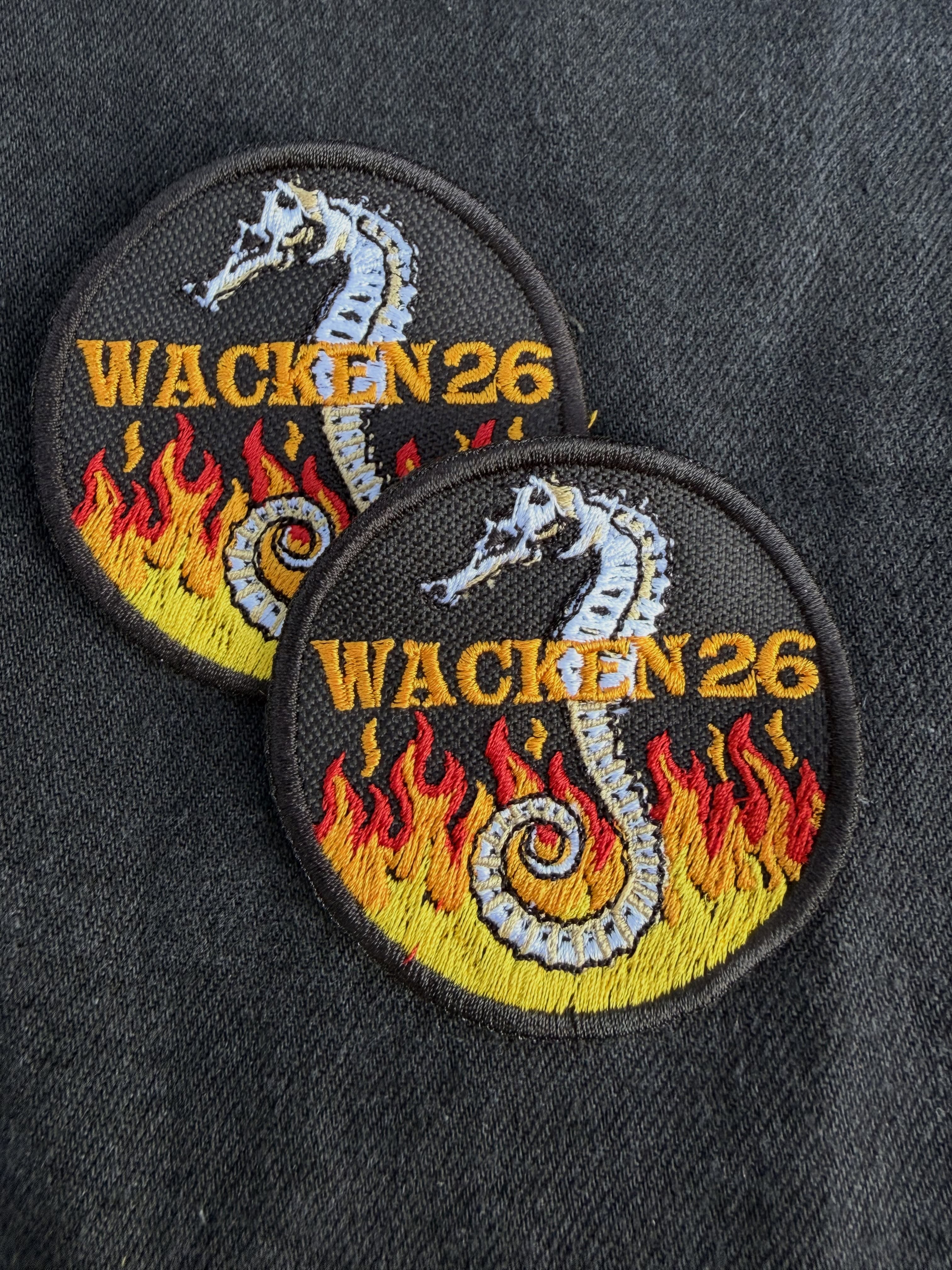 Wacken 2026 ist vorbei.
Es war uns ein Fest mit euch.
Dieses Jahr gab es Hitzetaufe statt Matschtaufe. Staub, Sonne, warme Getränke und kontrolliertes Durchglühen auf dem Holy Ground.
Und aus gegebenem Anlass kommt das zweite Abzeichen schön bunt. Denn Haltung gehört auf die Kutte. Für Vielfalt, Respekt und Metal ohne braunen Beigeschmack.
Die neuen Wacken Seepferdchen 2026 sind ab sofort in unserem Online-Shop erhältlich.
#wackenopenair #woa #wacken2026 #metal #seepferdchen abzeichen patches kutte toleranz vielfalt