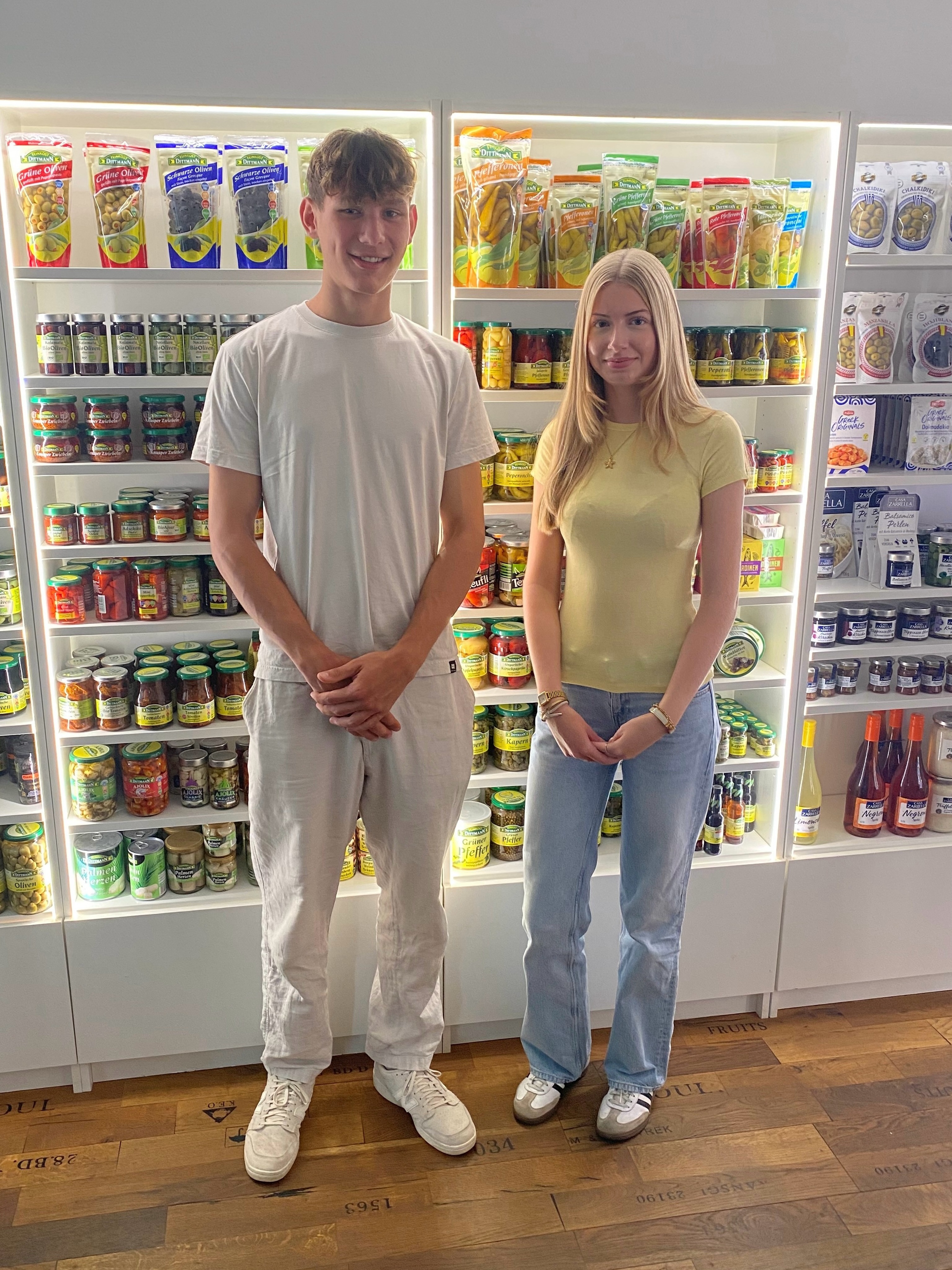 Say hi zu unseren Neuzugängen! 👋💚
Alina startet ihr duales Studium BWL und Tim seine Ausbildung zum Industriekaufmann. Seit dieser Woche sind beide Teil von Team Dittmann 🚀
Wir wünschen euch einen großartigen Start, viele spannende Erfahrungen und ganz viel Spaß bei uns. Schön, dass ihr da seid! ✨
#feinkostdittmann #WelcomeToTheTeam #TeamDittmann #Ausbildung #DualesStudium