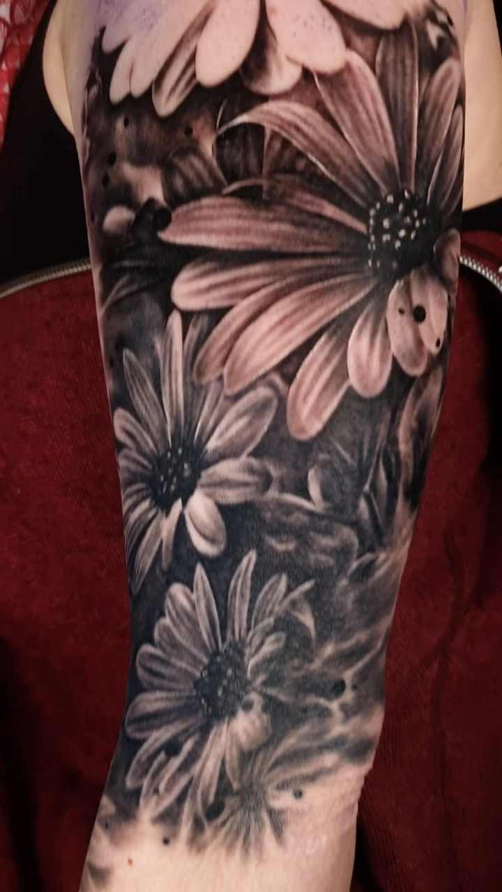 Natur trifft auf Präzision. ?
High-End Floral Art. Ein zeitloses Motiv, das sich perfekt an den Körper anschmiegt.
Projektanfragen ganz unkompliziert via DM oder Kontaktformular.
#flower-tattoo #blumentattoo #botanicaltattoo #realismotattoo #blackandgreytattoo