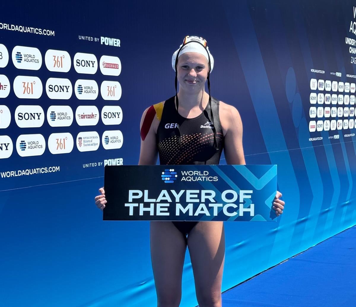 U16-WM-Premiere für unsere LSN-Athletin Emmi🇩🇪🌍
Eine spannende und besondere Woche liegt hinter der niedersächsischen Nachwuchsathletin Emmi Küßner…
Bei der U16-Wasserball-WM in in der kroatischen Hauptstadt vertrat die Spielerin des Wolfenbütteler SV als einzige Niedersächsin die deutsche Nationalmannschaft und sammelte hier einige Erfahrungen auf der internationalen Bühne.
Eins von vielen Highlights in Zagreb war der Comeback-Sieg gegen Brasilien, bei dem die Wasserballerin mit vier Treffern glänzte und anschließend als „Spielerin des Tages“ ausgezeichnet wurde.🔥
Die DSV-Auswahl beendete die bislang größte U16-Wasserball-Weltmeisterschaft mit 24 Nationen auf Platz 18. Herzlichen Glückwunsch! Wir freuen uns auf alles, was noch kommt!
ℹ️Mehr zur U16-WM und den Spielergebnissen findet ihr auf unserer Homepage.
#lsn #worldchampionships #worldaquatics #waterpolo #zagreb2026