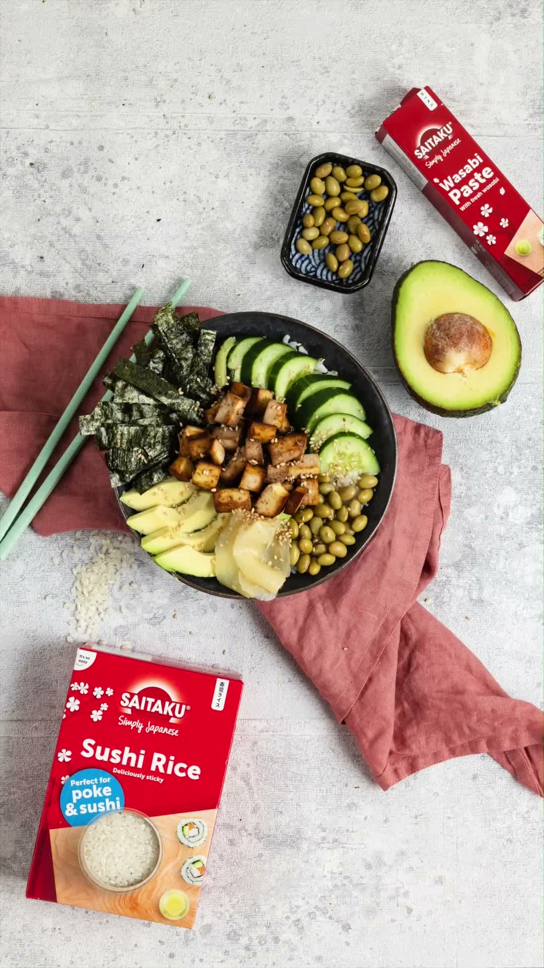 Lust auf Sushi, aber keine Zeit zum Rollen? 🍣✨
Die „Deconstructed“ Sushi Bowl ist die beste Abkürzung zum perfekten Sushi-Geschmack! Schön frisch, super bunt und ideal für heiße Tage, an denen es schnell und lecker sein muss. ☀️
🥗 Zutaten
Für die Reis-Basis:
- 150 g Saitaku Sushi-Reis
- 2 EL Saitaku Reisessig
- 1 TL Zucker & ½ TL Salz
Für das Topping:
- 150 g marinierter Tofu oder Lachs
- 1 reife Avocado (gewürfelt)
- ½ Gurke (in Scheiben oder Streifen)
- 4 EL Edamame (optional)
- 1 Nori-Blatt (in feine Streifen geschnitten)
Für das Finish:
- Saitaku Sojasauce
- Saitaku Wasabi-Paste & eingelegter Ingwer (Gari)
- 1 EL gerösteter Sesam
👩🍳 Zubereitung
1️⃣ Reis vorbereiten: Den Sushi-Reis gründlich waschen, bis das Wasser klar ist, und nach Packungsanleitung kochen. Reisessig, Zucker und Salz leicht erwärmen, auflösen und unter den warmen Reis heben. Abkühlen lassen.
2️⃣ Schnibbeln: Gurke, Avocado und Lachs oder Tofu in mundgerechte Stücke schneiden.
3️⃣ Anrichten: Den Reis auf zwei Schüsseln verteilen und die Toppings farbenfroh nebeneinander darauf platzieren.
4️⃣ Finish: Mit Nori-Streifen, Sesam, Ingwer, Wasabi und einem Schuss Sojasauce servieren! 🥢
Team Lachs 🐟 oder Team Tofu 🧊? Schreibs in die Kommentare! 👇
#sushibowl #deconstructedsushi #easyrecipes #sommerküche #feinkostdittmann #saitaku