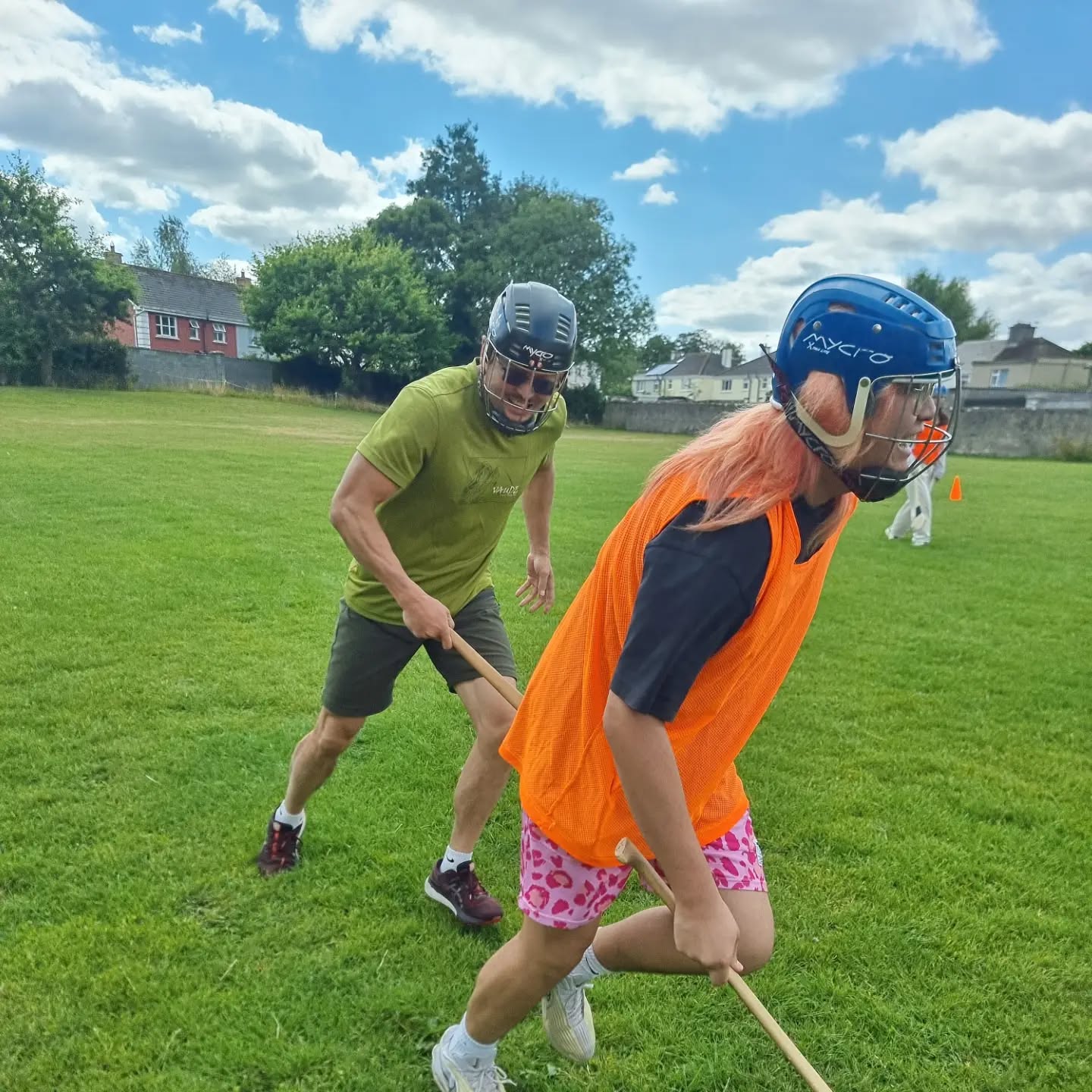 From Guiyang to Birr, and straight onto the hurling pitch!
We are delighted to welcome our wonderful group of students from Guiyang, China, who have travelled all the way to Birr to experience Irish culture, improve their English and make memories along the way.
They have settled in brilliantly and, as it turns out, they are not just great students, they are also seriously impressive hurlers!
It has been fantastic to see them getting stuck into one of Ireland’s most unique sporting traditions.
They have also been enjoying the atmosphere and festivities of @birrvintageweekartsfestival , visiting the beautiful @birrcastledemesne and experiencing the very best of what our town has to offer.
We are so happy to have them here in Birr and look forward to sharing more of their Irish adventure over the coming days.
#offalylanguageacademy #learnenglishinireland #studyenglishinireland #ireland #irelandtravels