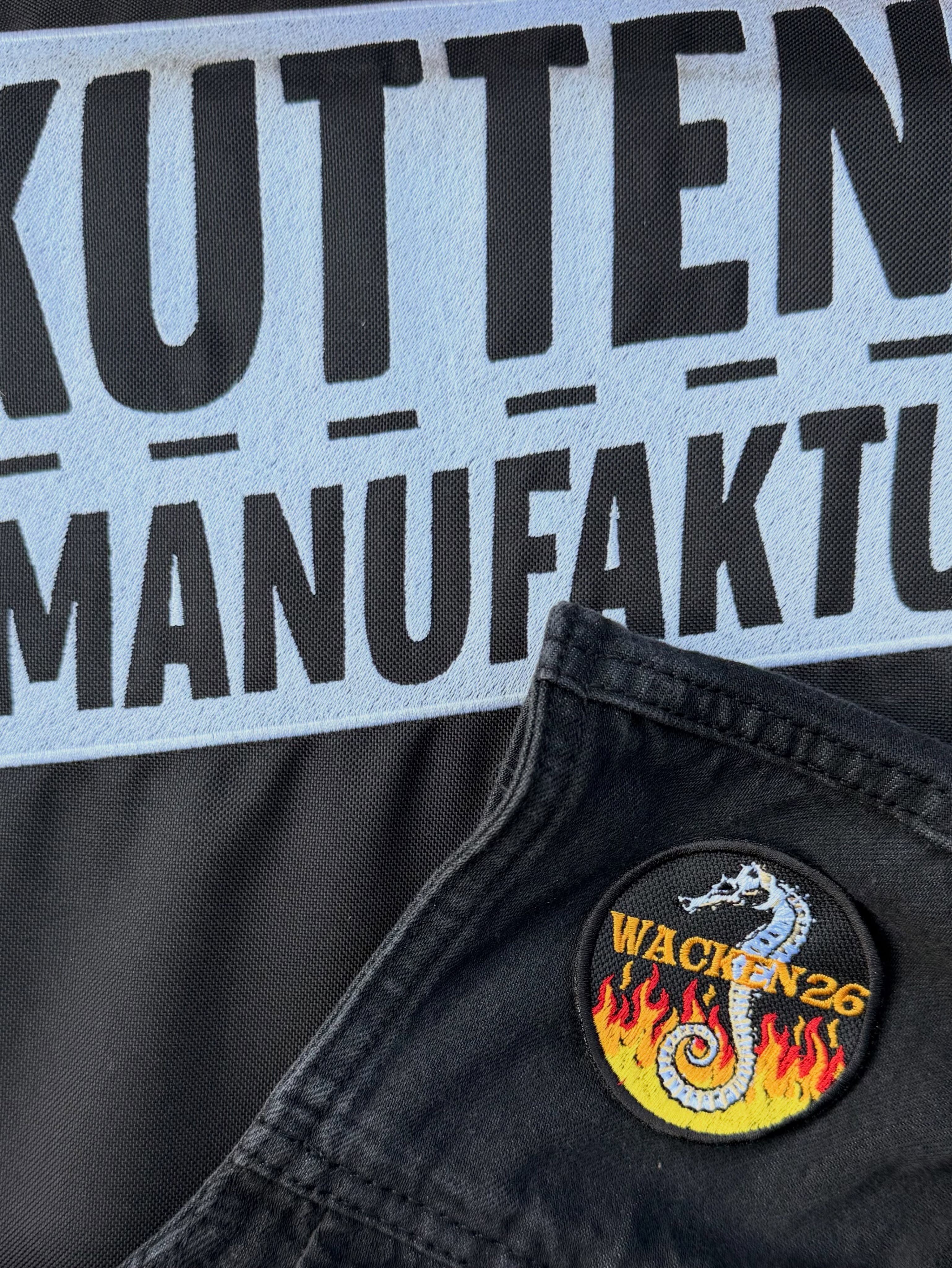 Wacken 2026 ist vorbei.
Es war uns ein Fest mit euch.
Dieses Jahr gab es Hitzetaufe statt Matschtaufe. Staub, Sonne, warme Getränke und kontrolliertes Durchglühen auf dem Holy Ground.
Und aus gegebenem Anlass kommt das zweite Abzeichen schön bunt. Denn Haltung gehört auf die Kutte. Für Vielfalt, Respekt und Metal ohne braunen Beigeschmack.
Die neuen Wacken Seepferdchen 2026 sind ab sofort in unserem Online-Shop erhältlich.
#wackenopenair #woa #wacken2026 #metal #seepferdchen abzeichen patches kutte toleranz vielfalt