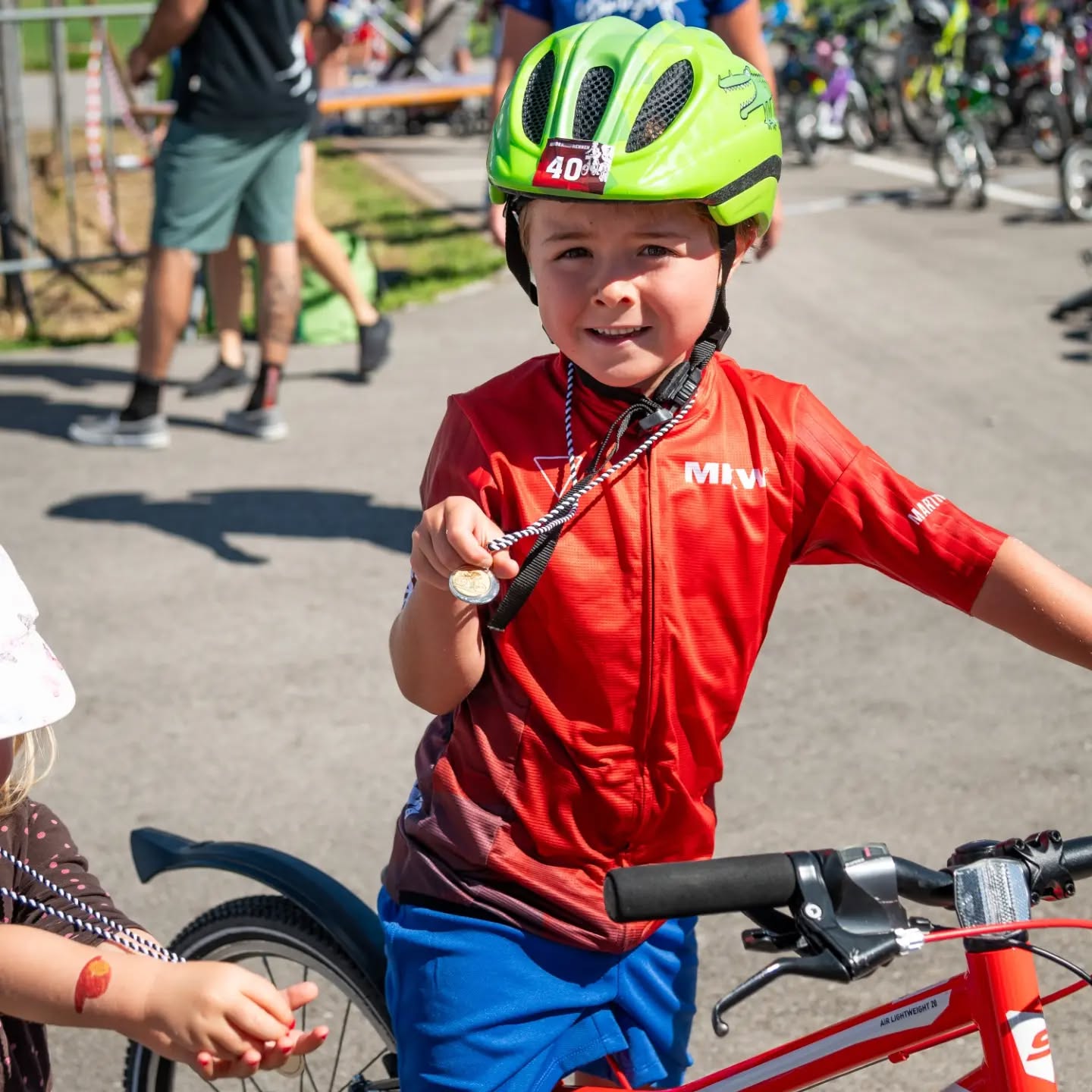 🚴♀️ Die Anmeldung zum Kinderradrennen ist geöffnet! 🚴♂️
Am Sonntag, 6. September heißt es wieder: Helm auf, rauf aufs Rad und los geht's! 🏁
Egal ob Laufrad oder Fahrrad – alle Kinder sind herzlich willkommen und es gibt natürlich wieder eine Medaille für alle Starter:innen! 🏅
✅ Online-Anmeldung bis Samstag, 5. September, 18:00 Uhr.
👉🏽Link in der BIO!
Wir freuen uns auf viele motivierte Nachwuchs-Radsportler!
#kidsonbikes #kinderradrennen #rfvweibern1897 #stolzeeltern #radfahren
