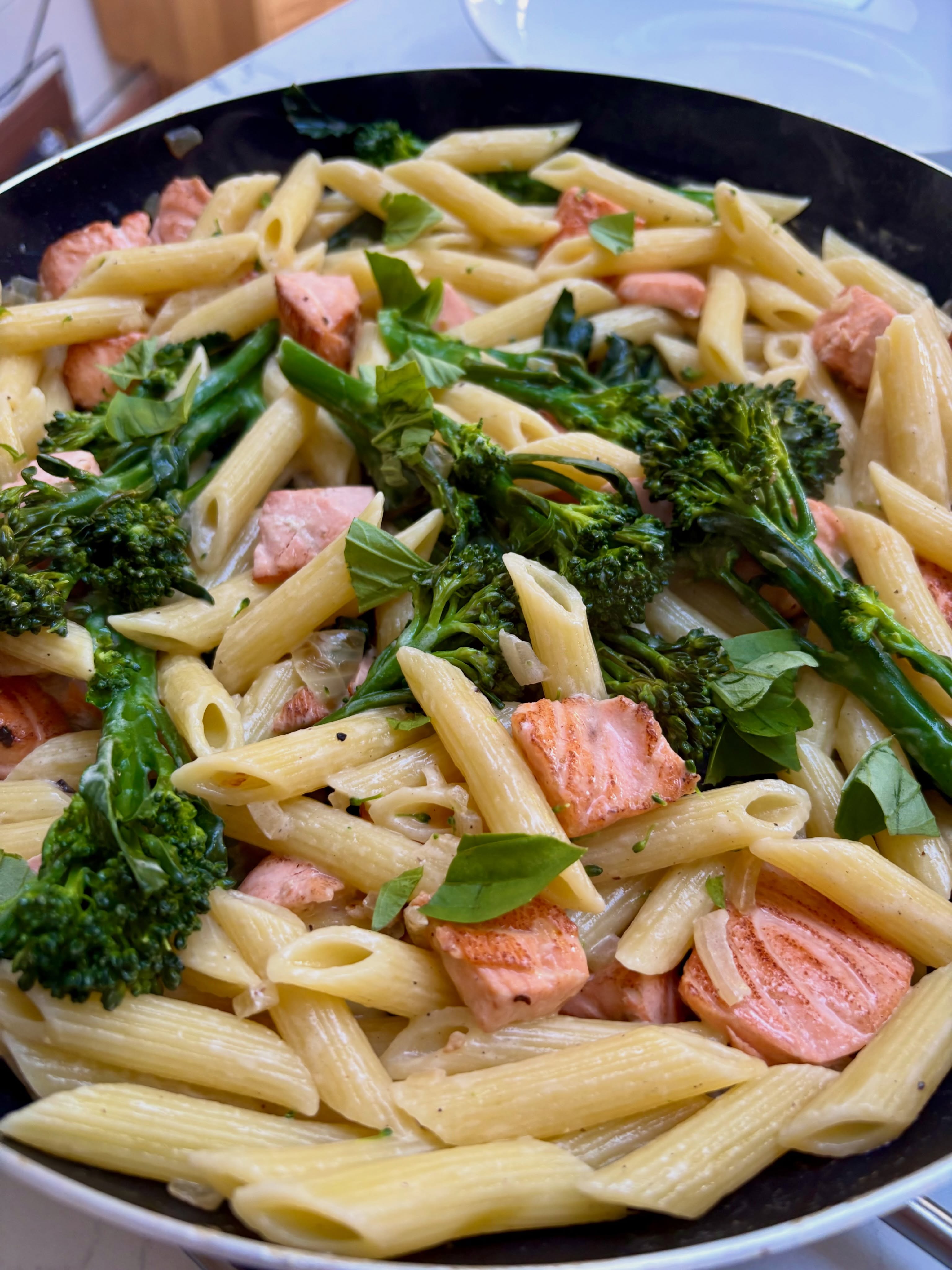 My husband was convinced he didn’t like salmon and broccoli pasta, but surprised himself by eating the lot! Great news to me as it’s the perfect meal for when you want something that’s quick, easy and tasty too. The light sauce is simply sautéed shallots, white wine and a touch of cream with basil (and dill too for me).
#salmonpasta #healthyeating #salmonandbroccoli