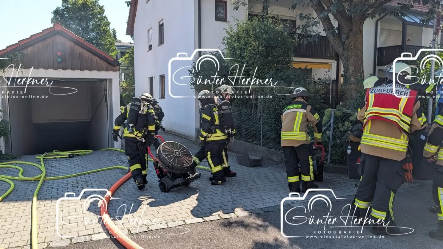 Fahrradakku fängt in der Tiefgaragen-Auffahrt Feuer
🗓️Datum: 12.08.2026
⏰Uhrzeit: 09.56 Ihr
🚒🚑 Einsatzart: Brand Tiefgarage B 4
📍Einsatzort: Erding
🚒🚑🚁🚓 Eingesetzte Kräfte:
@feuerwehr_erding
@feuerwehr_altenerding
@brk_kreisverband_erding
@einsstzleiter_rettungsdienst
@polizeiobn
Brandfall ohne Personenschaden
Am Mittwochvormittag gegen 09:50 Uhr wurden die Rettungskräfte zu einem Brand in einer Tiefgarage in Erding alarmiert. Ein 73jähriger Erdinger montierte den Akku seinen E-Bikes nach dem Ladevorgang offenbar nicht ordnungsgemäß. Als er die Tiefgaragenausfahrt nach oben fuhr, fiel der Akku aus der Halterung und schlug auf dem Boden auf. Durch die Wucht des Aufpralls geriet der Akku sofort in Brand. Es kam zu mehreren Verpuffungen und einer starken Rauchentwicklung. Die FFW Erding und Altenerding waren mit insgesamt 36 Mann im Einsatz und löschten den Akku ab sogen den Rauch mit starken Ventilatoren aus der Tiefgarage ab. Der 73jährige wurde vom Rettungsdienst untersucht, konnte aber als unverletzt vor Ort wieder entlassen werden. Der Gesamtschaden beläuft sich auf ca. 200 €.
Quelle: PI Erding
📷 Günter Herkner
#thl #unfall #feuerwehr #rettungsdienst #polizei luftrettung blaulicht technischehilfe gefahrgut abc brand freiwilligefeuerwehr