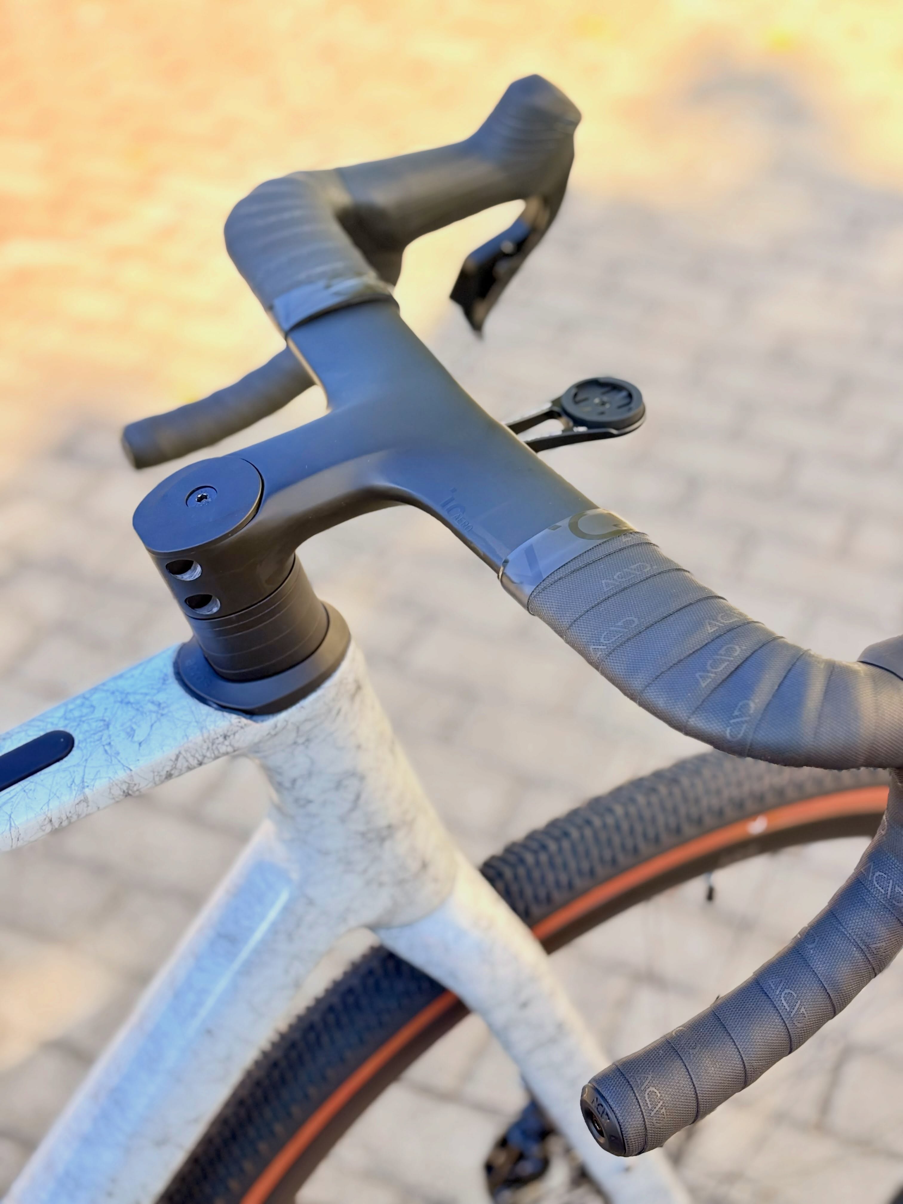Neues Nuroad, neuer Look 🚀
Das neue CUBE Nuroad C:62 EXC ist da – und kommt in der Farbe wolf fibre mal wieder mit einer Lackierung, die definitiv auffällt. 👀
Dazu gibt’s eine neue Lenker-Vorbau-Einheit, die dem Nuroad nicht nur einen modernen Look verpasst, sondern das Cockpit auch richtig clean wirken lässt.
Und jetzt kommt’s: Trotz Updates ist das Nuroad C:62 EXC sogar 100 € günstiger als im letzten Jahr. 💥
Neuer Look, neues Cockpit, bewährtes Nuroad-Konzept – und weniger auf dem Preisschild. Klingt ziemlich gut, oder? 😏
#cube #cubenuroad #nuroad #gravelbike #bikepointdresden