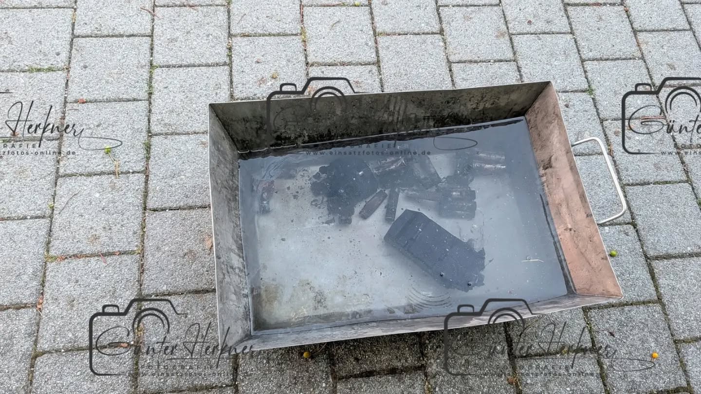 Fahrradakku fängt in der Tiefgaragen-Auffahrt Feuer
🗓️Datum: 12.08.2026
⏰Uhrzeit: 09.56 Ihr
🚒🚑 Einsatzart: Brand Tiefgarage B 4
📍Einsatzort: Erding
🚒🚑🚁🚓 Eingesetzte Kräfte:
@feuerwehr_erding
@feuerwehr_altenerding
@brk_kreisverband_erding
@einsstzleiter_rettungsdienst
@polizeiobn
Brandfall ohne Personenschaden
Am Mittwochvormittag gegen 09:50 Uhr wurden die Rettungskräfte zu einem Brand in einer Tiefgarage in Erding alarmiert. Ein 73jähriger Erdinger montierte den Akku seinen E-Bikes nach dem Ladevorgang offenbar nicht ordnungsgemäß. Als er die Tiefgaragenausfahrt nach oben fuhr, fiel der Akku aus der Halterung und schlug auf dem Boden auf. Durch die Wucht des Aufpralls geriet der Akku sofort in Brand. Es kam zu mehreren Verpuffungen und einer starken Rauchentwicklung. Die FFW Erding und Altenerding waren mit insgesamt 36 Mann im Einsatz und löschten den Akku ab sogen den Rauch mit starken Ventilatoren aus der Tiefgarage ab. Der 73jährige wurde vom Rettungsdienst untersucht, konnte aber als unverletzt vor Ort wieder entlassen werden. Der Gesamtschaden beläuft sich auf ca. 200 €.
Quelle: PI Erding
📷 Günter Herkner
#thl #unfall #feuerwehr #rettungsdienst #polizei luftrettung blaulicht technischehilfe gefahrgut abc brand freiwilligefeuerwehr