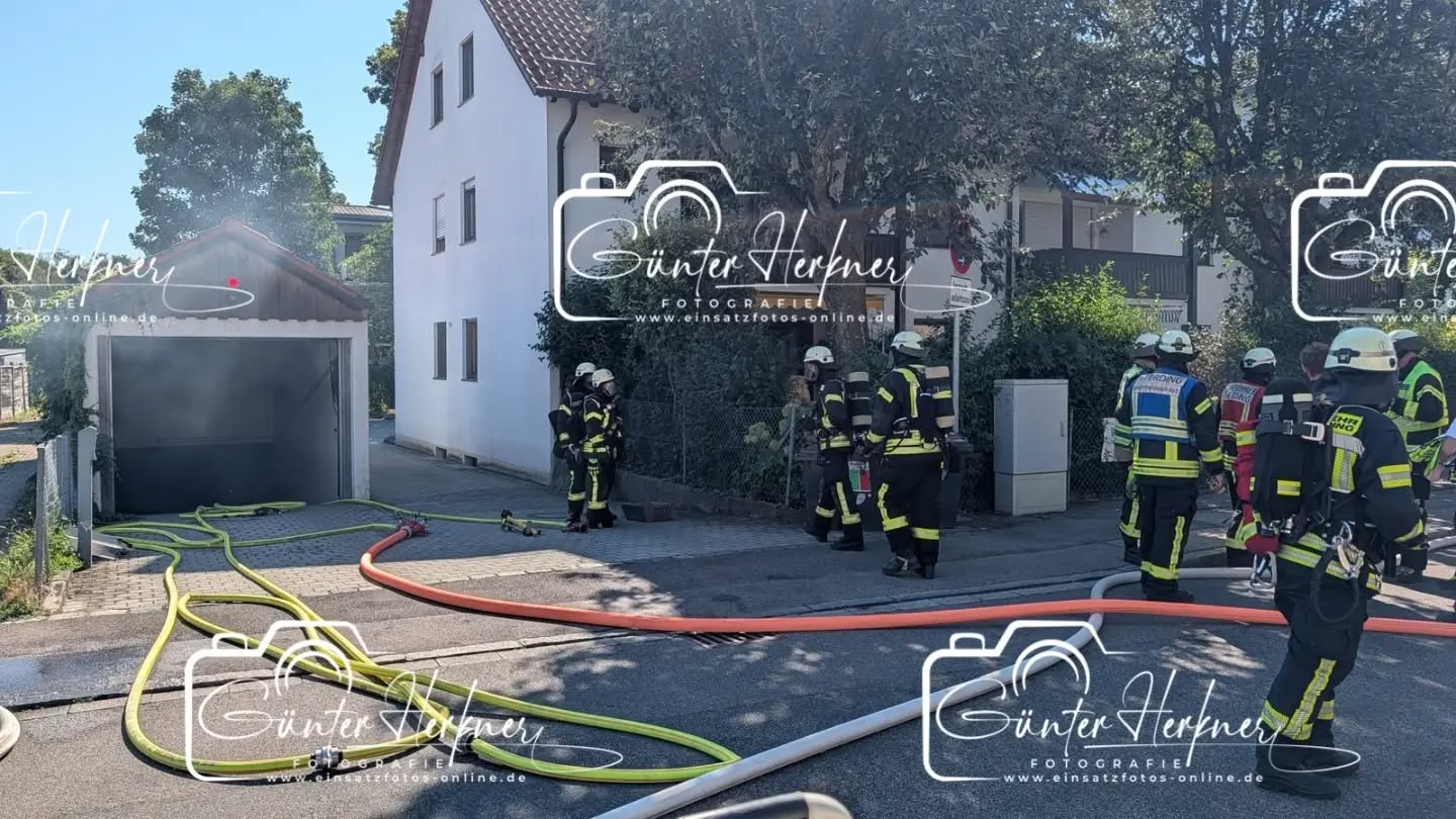 Fahrradakku fängt in der Tiefgaragen-Auffahrt Feuer
🗓️Datum: 12.08.2026
⏰Uhrzeit: 09.56 Ihr
🚒🚑 Einsatzart: Brand Tiefgarage B 4
📍Einsatzort: Erding
🚒🚑🚁🚓 Eingesetzte Kräfte:
@feuerwehr_erding
@feuerwehr_altenerding
@brk_kreisverband_erding
@einsstzleiter_rettungsdienst
@polizeiobn
Brandfall ohne Personenschaden
Am Mittwochvormittag gegen 09:50 Uhr wurden die Rettungskräfte zu einem Brand in einer Tiefgarage in Erding alarmiert. Ein 73jähriger Erdinger montierte den Akku seinen E-Bikes nach dem Ladevorgang offenbar nicht ordnungsgemäß. Als er die Tiefgaragenausfahrt nach oben fuhr, fiel der Akku aus der Halterung und schlug auf dem Boden auf. Durch die Wucht des Aufpralls geriet der Akku sofort in Brand. Es kam zu mehreren Verpuffungen und einer starken Rauchentwicklung. Die FFW Erding und Altenerding waren mit insgesamt 36 Mann im Einsatz und löschten den Akku ab sogen den Rauch mit starken Ventilatoren aus der Tiefgarage ab. Der 73jährige wurde vom Rettungsdienst untersucht, konnte aber als unverletzt vor Ort wieder entlassen werden. Der Gesamtschaden beläuft sich auf ca. 200 €.
Quelle: PI Erding
📷 Günter Herkner
#thl #unfall #feuerwehr #rettungsdienst #polizei luftrettung blaulicht technischehilfe gefahrgut abc brand freiwilligefeuerwehr
