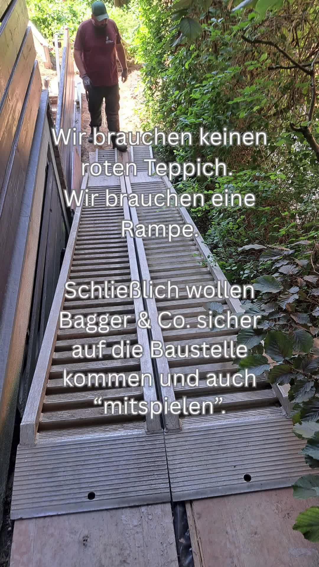 Manche Auftritte brauchen einen roten Teppich. Unsere Maschinen brauchen vor allem einen sicheren Weg auf die Baustelle.
Denn nicht jeder Garten ist bequem über eine breite Einfahrt erreichbar. Manchmal sind die Zugänge schmal, steil oder liegen dort, wo Bagger und andere Maschinen nicht einfach so hinkommen.
Dann heißt es: genau planen, einen tragfähigen Zugang schaffen und dafür sorgen, dass Mensch, Material und Maschine sicher ans Ziel gelangen.
Bevor im Garten Großes entstehen kann, muss manchmal zuerst der Weg dorthin gebaut werden.
#GaLaBau #Gartenbau #Baustellenalltag #Bagger #Gartenbaustelle #gärtnervoneden