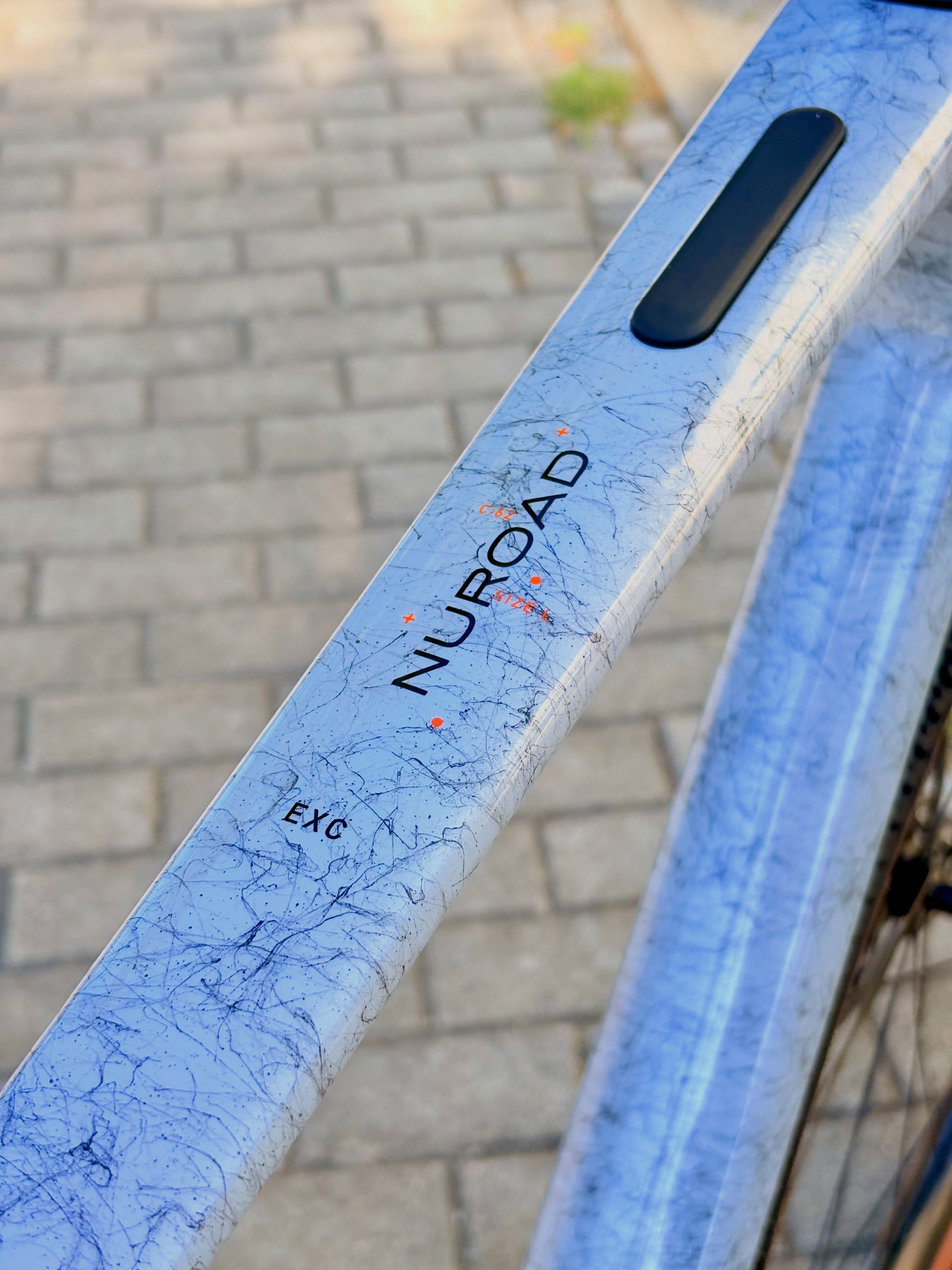 Neues Nuroad, neuer Look 🚀
Das neue CUBE Nuroad C:62 EXC ist da – und kommt in der Farbe wolf fibre mal wieder mit einer Lackierung, die definitiv auffällt. 👀
Dazu gibt’s eine neue Lenker-Vorbau-Einheit, die dem Nuroad nicht nur einen modernen Look verpasst, sondern das Cockpit auch richtig clean wirken lässt.
Und jetzt kommt’s: Trotz Updates ist das Nuroad C:62 EXC sogar 100 € günstiger als im letzten Jahr. 💥
Neuer Look, neues Cockpit, bewährtes Nuroad-Konzept – und weniger auf dem Preisschild. Klingt ziemlich gut, oder? 😏
#cube #cubenuroad #nuroad #gravelbike #bikepointdresden