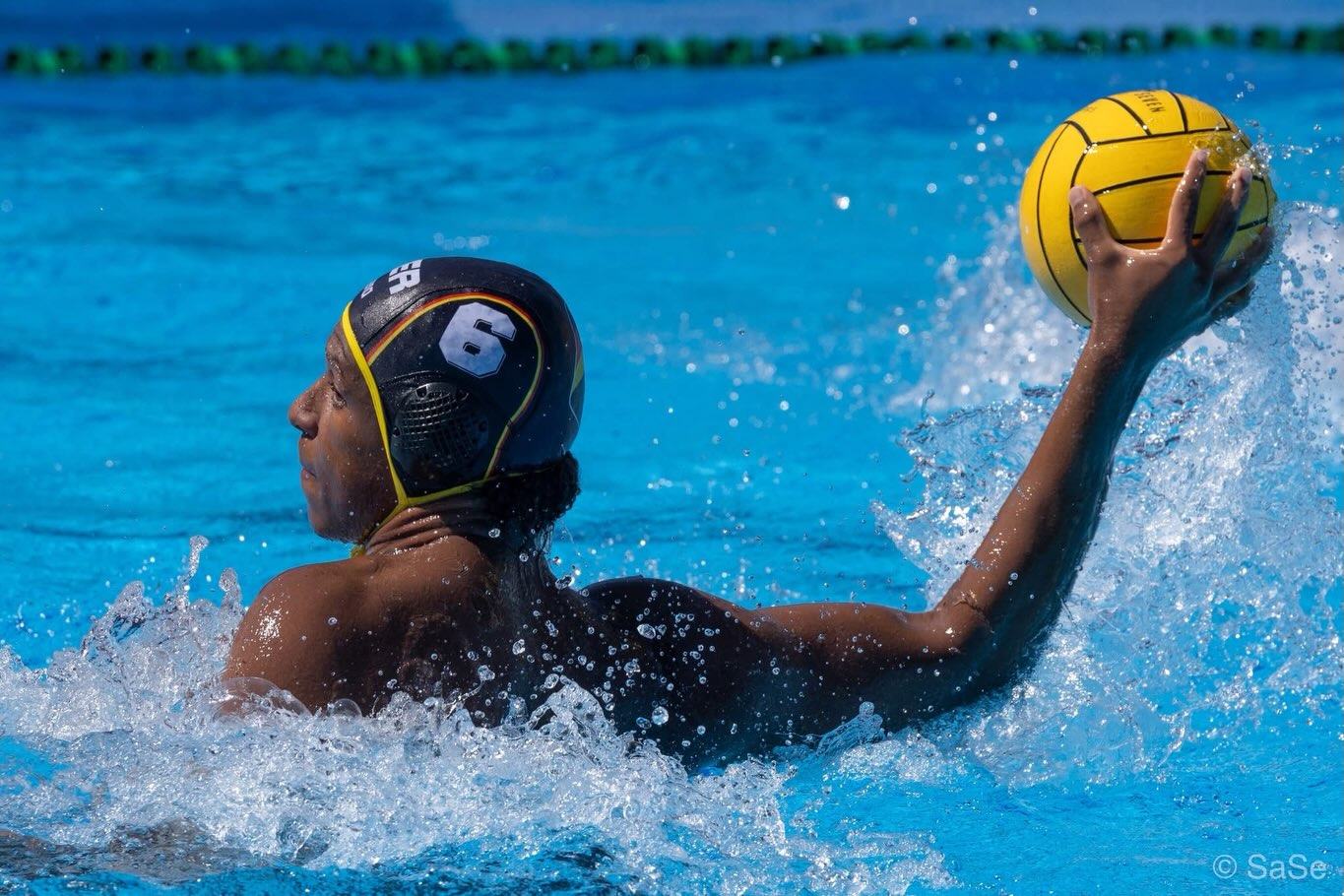 Top 8 Europas | U20-EM 🇩🇪🤽🏼♂️
Eine intensive Turnierwoche liegt hinter der deutschen U20-Wasserballnationalmannschaft…
Mit Eric Heinrich, Fynn Janke, Aleksandar Mityska und Noel Palata gingen bei der U20-EM in Varna gleich vier LSN-Athleten für Deutschland an den Start. Am Ende sicherte sich die DSV-Auswahl der Jahrgänge 2006 und jünger einen super achten Platz!🔥
Herzlichen Glückwunsch an unsere vier Niedersachsen und das gesamte Team! Wir sind stolz auf euch!
👉🏼 Den ausführlichen Rückblick auf die U20-EM findet ihr auf unserer Homepage.
📸 @saseseifert
#lsn #landesschwimmverbandniedersachsen #varna2026 #waterpolo #teamdeutschland