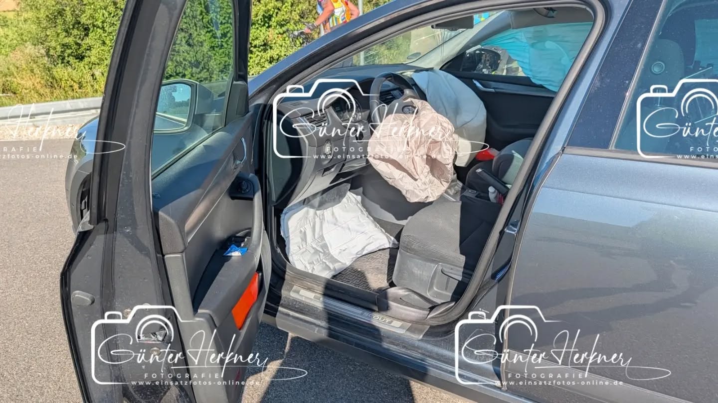 Motorradfahrer schwer verletzt und mit Rettungshubschrauber abtransportiert
🗓️Datum: 14.08.2026
⏰Uhrzeit: 16.40 Uhr
🚒🚑 Einsatzart: VU Motorrad THL 1
📍Einsatzort: Wörth/Hofsingelding
🚒🚑🚁🚓 Eingesetzte Kräfte:
@ff_hoerlkofen
@feuerwehr_ottenhofen
@brk_kreisverband_erding
@brk_isen
@einsatzleiter_rettungsdienst
@christoph.muenchen
@polizeiobn
Gegenverkehr übersehen
Am Freitagabend fuhr ein 48-jähriger Pkw-Fahrer aus Wörth von der Flughafentangente aus kommend in Richtung St-Koloman. An der Einmündung der Riexinger Straße nach Lupperg bog der Pkw-Fahrer nach links ab. Dabei übersah er einen entgegenkommenden 59-jährigen Kraftradlenker aus Kirchheim bei München. Dadurch fuhr der Kraftradfahrer frontal in die Seite des abbiegenden Pkws der Marke Skoda.
Durch den Zusammenstoß erlitt der Kraftradlenker schwere Verletzungen und wurde mit einem Rettungshubschrauber in eine Münchner Klinik zur weiteren medizinischen Behandlung gebracht. Dessen Kraftrad der Marke BMW wurde massiv beschädigt, es dürfte sich um einen wirtschaftlichen Totalschaden handeln.
Der Pkw-Fahrer sowie dessen 9-jährige Beifahrerin wurden leicht verletzt. Sie wurden ebenfalls in eine umliegende Klinik gebracht. Der Pkw wurde an der rechten Fahrzeugseite beschädigt.
Der Gesamtschaden beläuft sich auf circa 13.000 €.
Die Fahrbahn wurde während der Unfallaufnahme durch die freiwillige Feuerwehr Hörlkofen und Ottenhofen beidseitig gesperrt.
Quelle: PI Erding
📷 Günter Herkner
#thl #unfall #feuerwehr #rettungsdienst #polizei luftrettung blaulicht technischehilfe gefahrgut abc brand freiwilligefeuerwehr