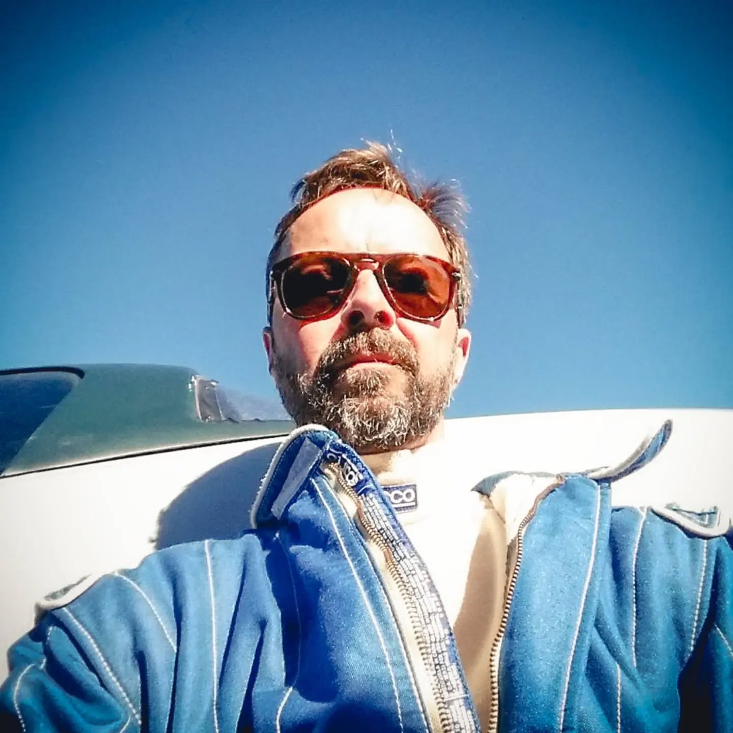 Throwback til 20-early'ish, hvor jeg smelter i sommervarmen op ad den allerførste racerbil, jeg kørte i.