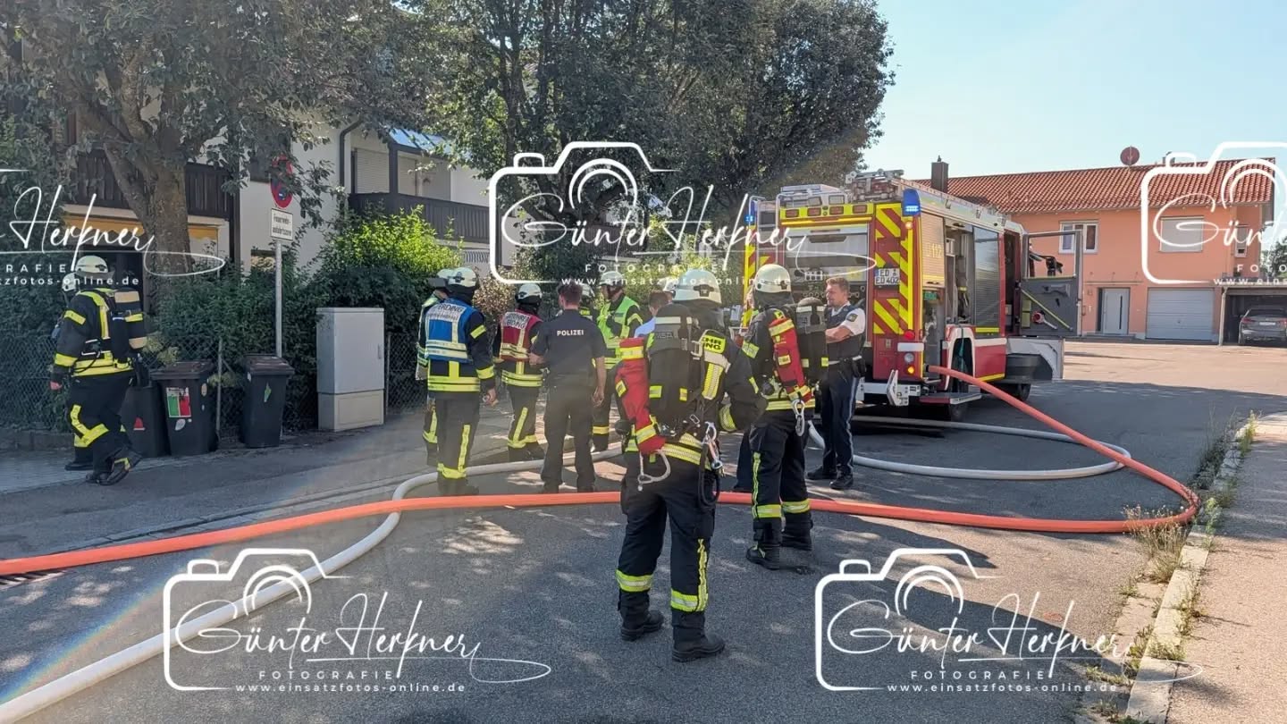 Fahrradakku fängt in der Tiefgaragen-Auffahrt Feuer
🗓️Datum: 12.08.2026
⏰Uhrzeit: 09.56 Ihr
🚒🚑 Einsatzart: Brand Tiefgarage B 4
📍Einsatzort: Erding
🚒🚑🚁🚓 Eingesetzte Kräfte:
@feuerwehr_erding
@feuerwehr_altenerding
@brk_kreisverband_erding
@einsstzleiter_rettungsdienst
@polizeiobn
Brandfall ohne Personenschaden
Am Mittwochvormittag gegen 09:50 Uhr wurden die Rettungskräfte zu einem Brand in einer Tiefgarage in Erding alarmiert. Ein 73jähriger Erdinger montierte den Akku seinen E-Bikes nach dem Ladevorgang offenbar nicht ordnungsgemäß. Als er die Tiefgaragenausfahrt nach oben fuhr, fiel der Akku aus der Halterung und schlug auf dem Boden auf. Durch die Wucht des Aufpralls geriet der Akku sofort in Brand. Es kam zu mehreren Verpuffungen und einer starken Rauchentwicklung. Die FFW Erding und Altenerding waren mit insgesamt 36 Mann im Einsatz und löschten den Akku ab sogen den Rauch mit starken Ventilatoren aus der Tiefgarage ab. Der 73jährige wurde vom Rettungsdienst untersucht, konnte aber als unverletzt vor Ort wieder entlassen werden. Der Gesamtschaden beläuft sich auf ca. 200 €.
Quelle: PI Erding
📷 Günter Herkner
#thl #unfall #feuerwehr #rettungsdienst #polizei luftrettung blaulicht technischehilfe gefahrgut abc brand freiwilligefeuerwehr